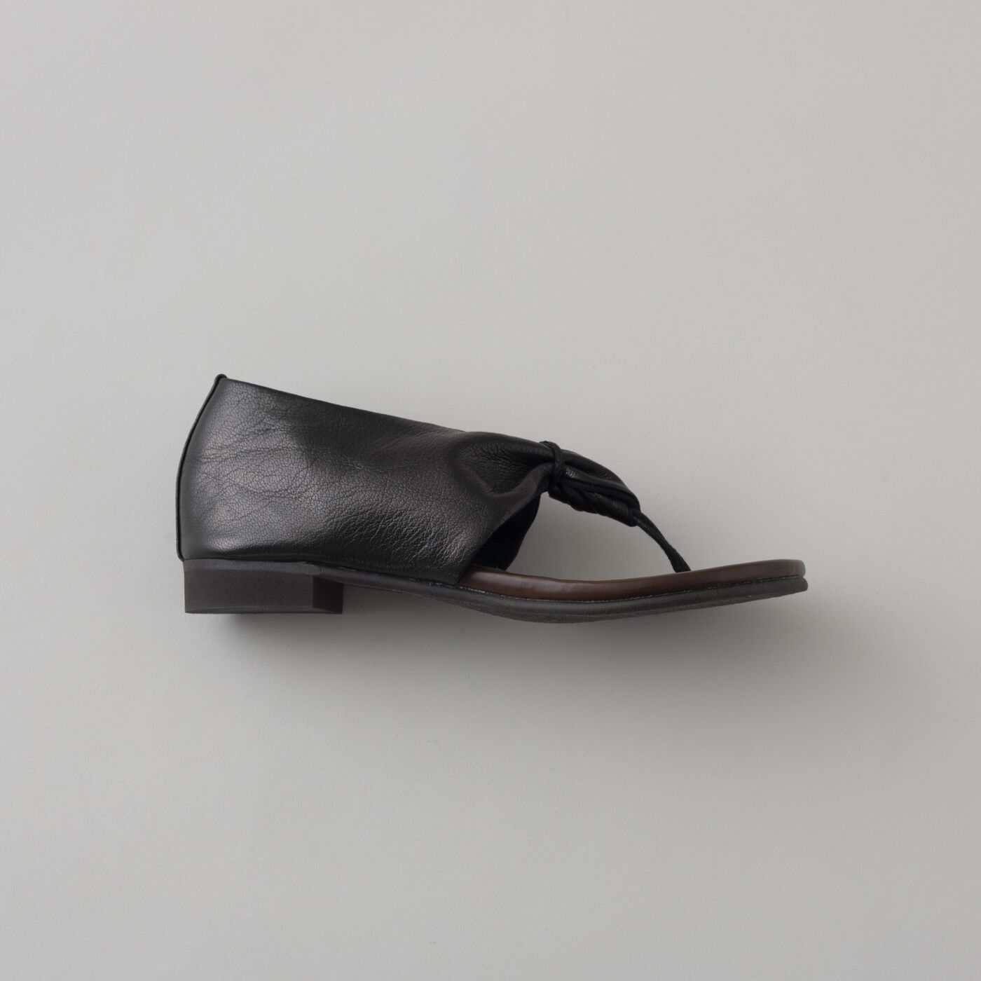 ＆Stories|靴デザイナーの理想で作った　職人本革のスクイーズトング〈ブラック〉|美しいフォルムはデザイナーさんのこだわりから。