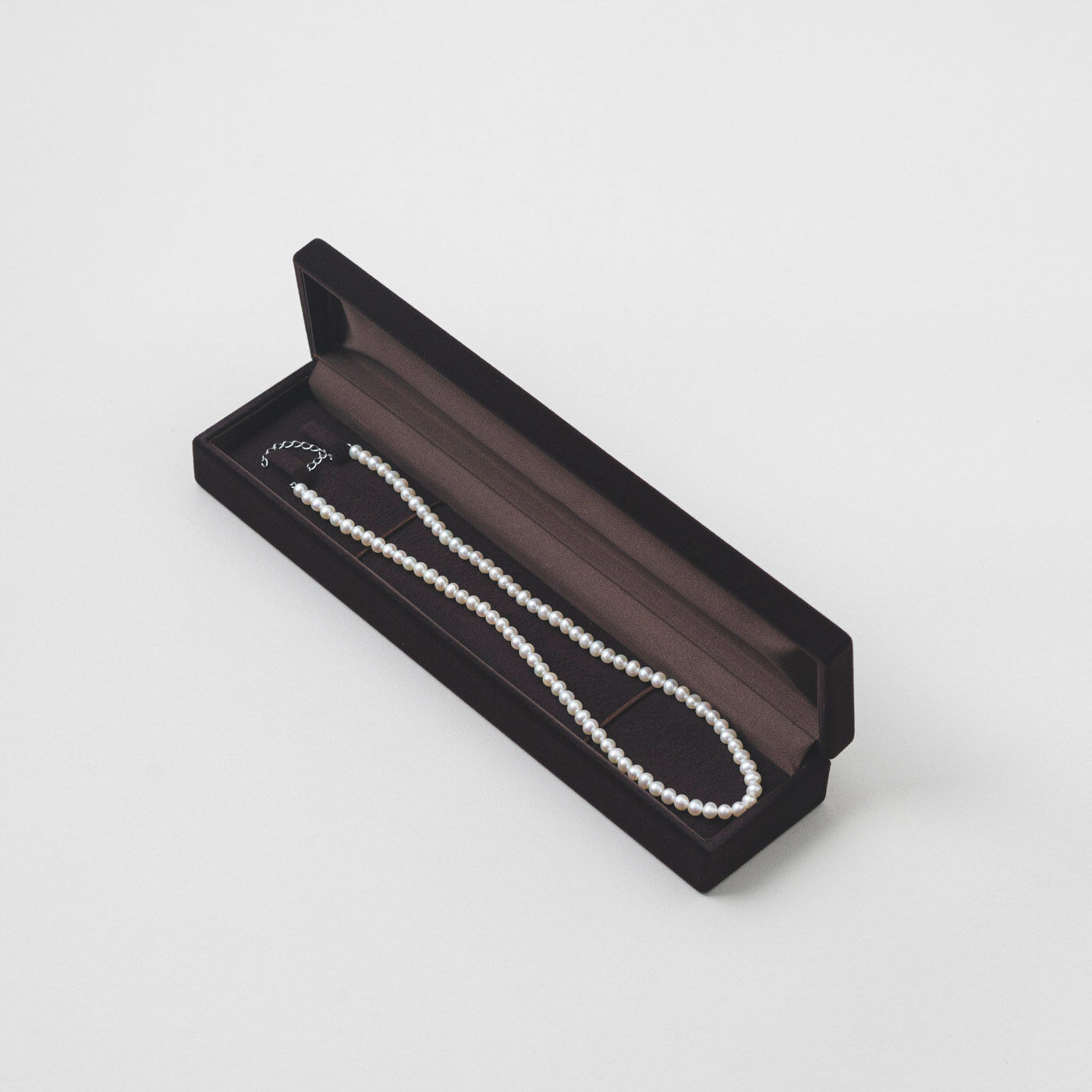 ＆Stories|神戸の老舗真珠メーカーが手掛けた 淡水パールのネックレス〈シルバー925〉|高級感あるケースに入れてお届けします。贈り物にもぴったり。