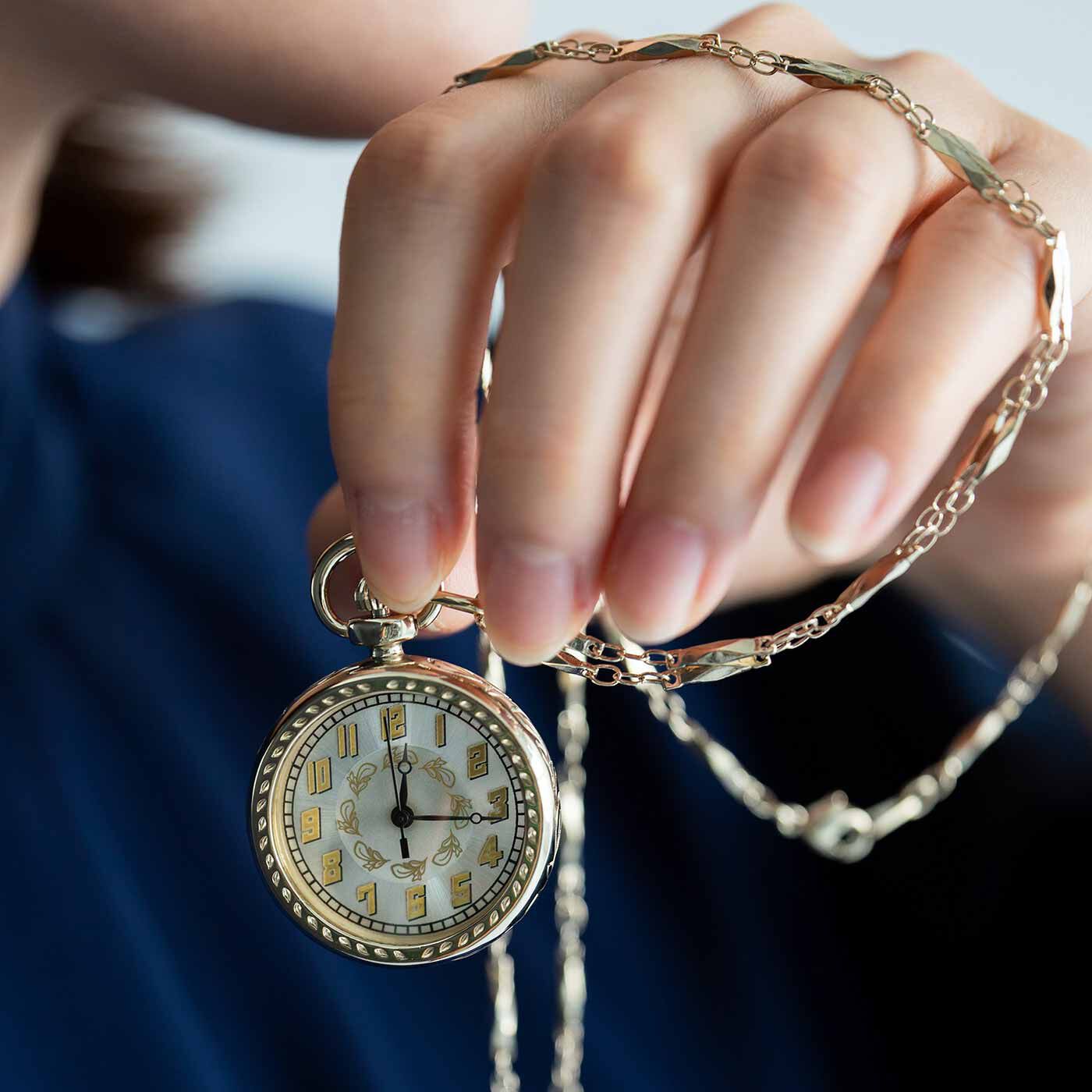 ＆Stories|滋賀の時計工房と作った アールデコ調の懐中時計〈シャンパンゴールド〉|愛嬌のある小ぶりサイズ。