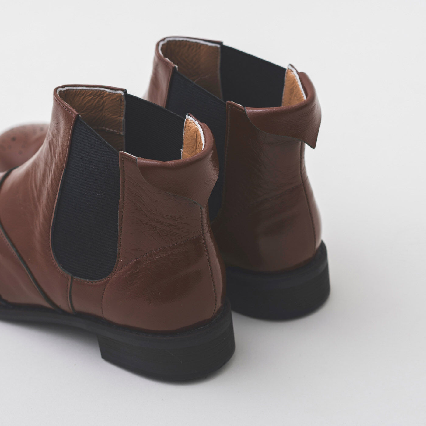 ＆Stories|長田の靴メーカーと作った 職人本革のサイドゴアブーツ〈レッドブラウン〉