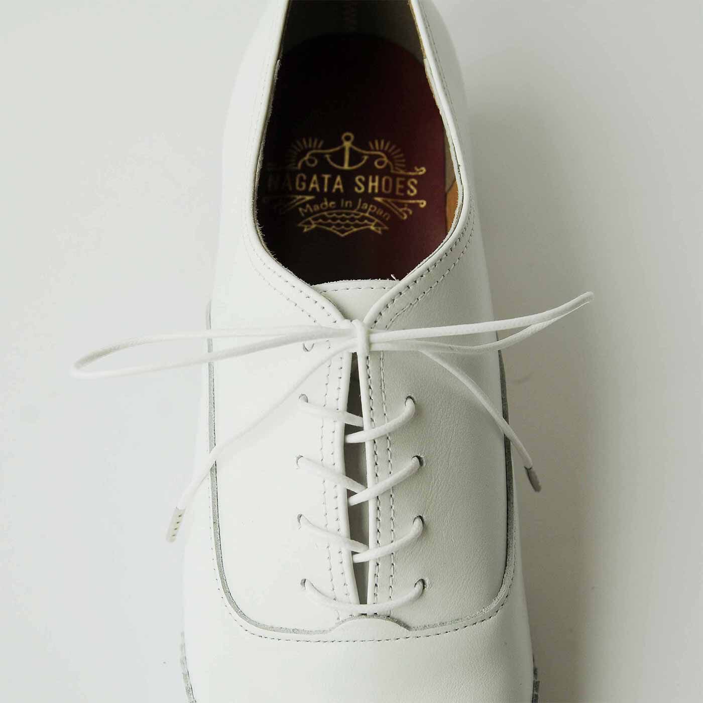 ＆Stories|長田の靴メーカーと作った 職人本革のレースアップシューズ〈ホワイト〉|細身に見えて、実は幅広・甲高の足もすっぽり包み、フィットします。