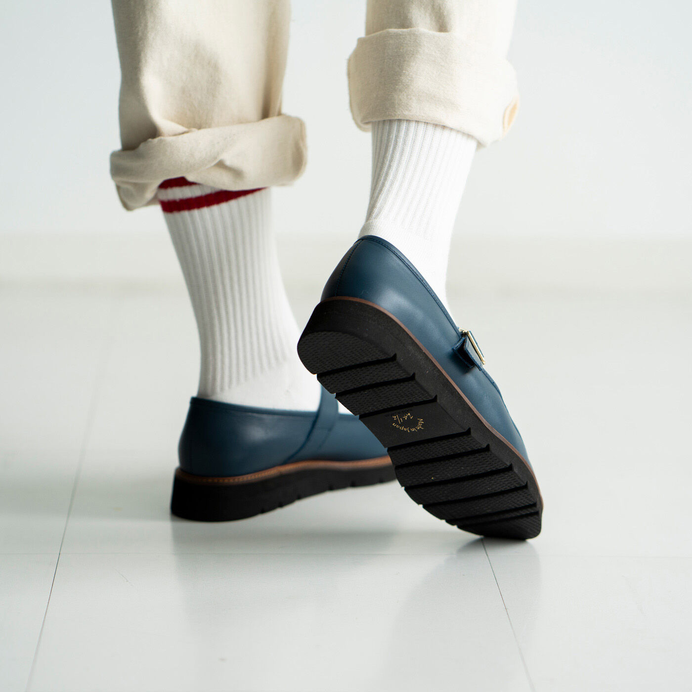 ＆Stories|靴デザイナーの理想で仕上げた 職人本革のTストラップローファー〈ネイビー〉