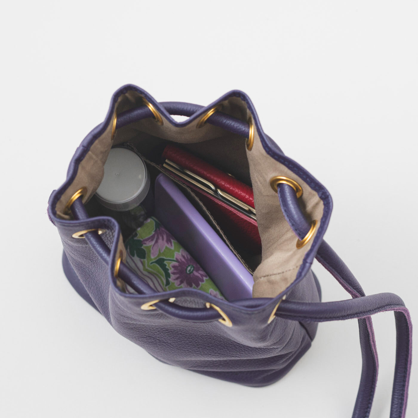 ＆Stories|福岡の鞄作家が作った 職人本革の巾着バッグ〈葡萄色〉|今どき感ある小ぶりサイズながら、まち幅と深さがあるので、水筒や長財布もすっぽり収納。