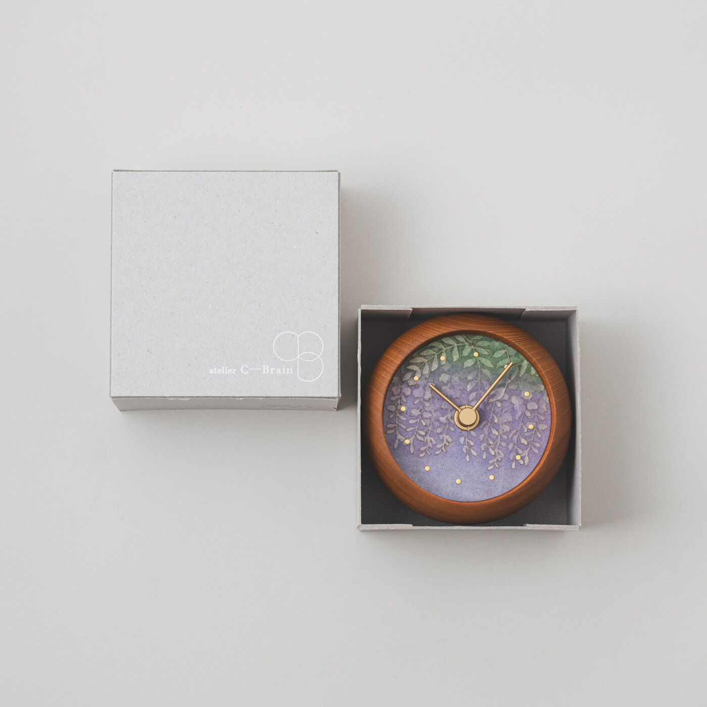 ＆Stories|金沢の時計職人が手掛けた たおやかに揺れる 藤の花に見惚れる置時計〈欅〉|贈り物にもぴったりな専用箱に入れてお届けします。