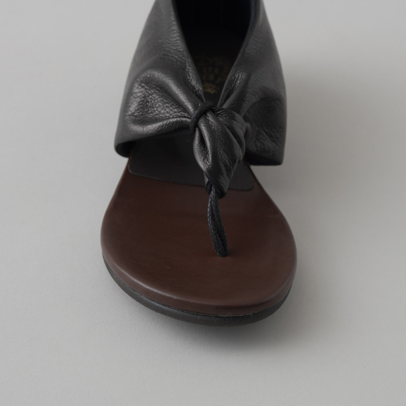 ＆Stories|靴デザイナーの理想で作った　職人本革のスクイーズトング〈ブラック〉|痛くなりやすい鼻緒部分はアクリル製の紐でソフトな肌当たりにし、ソールはほどよい厚みにし、歩きやすさにこだわりました。