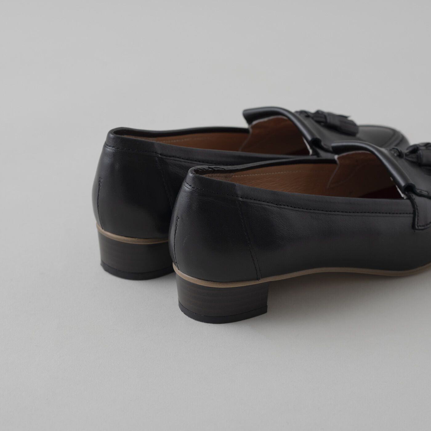 ＆Stories|長田の靴メーカーと作った　職人本革のタッセルローファー〈ブラック〉|ほどよいヒール高と疲れにくいクッション性で、機能面もばっちり。