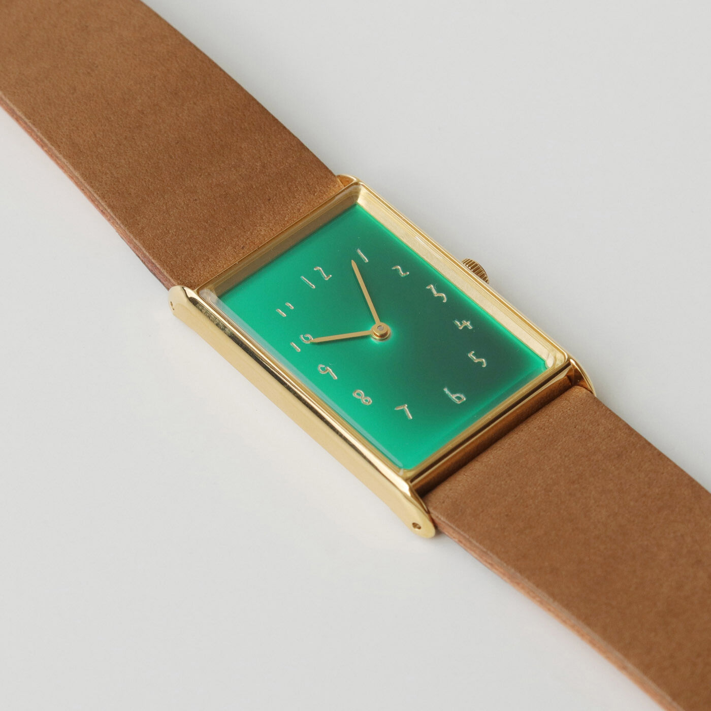 ＆Stories|金沢の時計職人が手掛けた 聖なる泉の翠色に見惚れる腕時計〈ブラウン〉[時計：日本製]|神秘的な濃淡のグラデーションは、吸い込まれそうな美しさ。