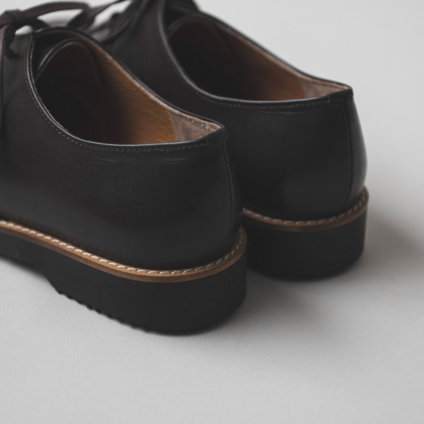 ＆Stories|長田の靴職人が作った 職人本革のポストマンシューズ〈ダークブラウン〉