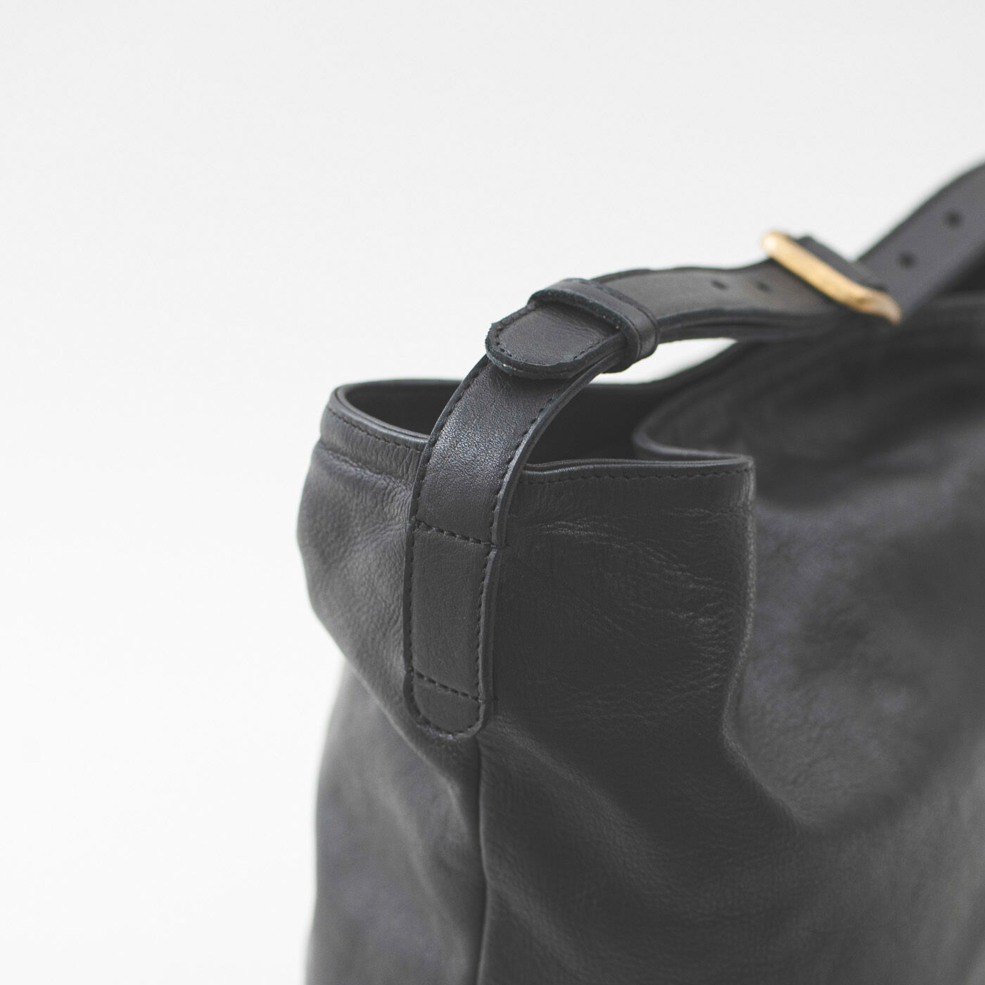 ＆Stories|福岡の鞄作家と作った 職人本革のエトランドルバッグ〈ブラック〉|細かいシワやシボもありますが、それこそが「革の味」。