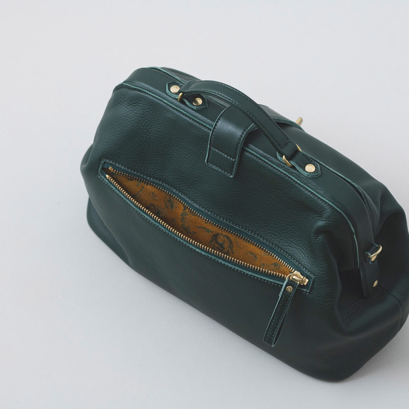 ＆Stories|プランナー山猫が作った 職人本革のミドルダレス〈フォレストグリーン〉|鞄の裏面には、便利なファスナーポケットがひとつ。