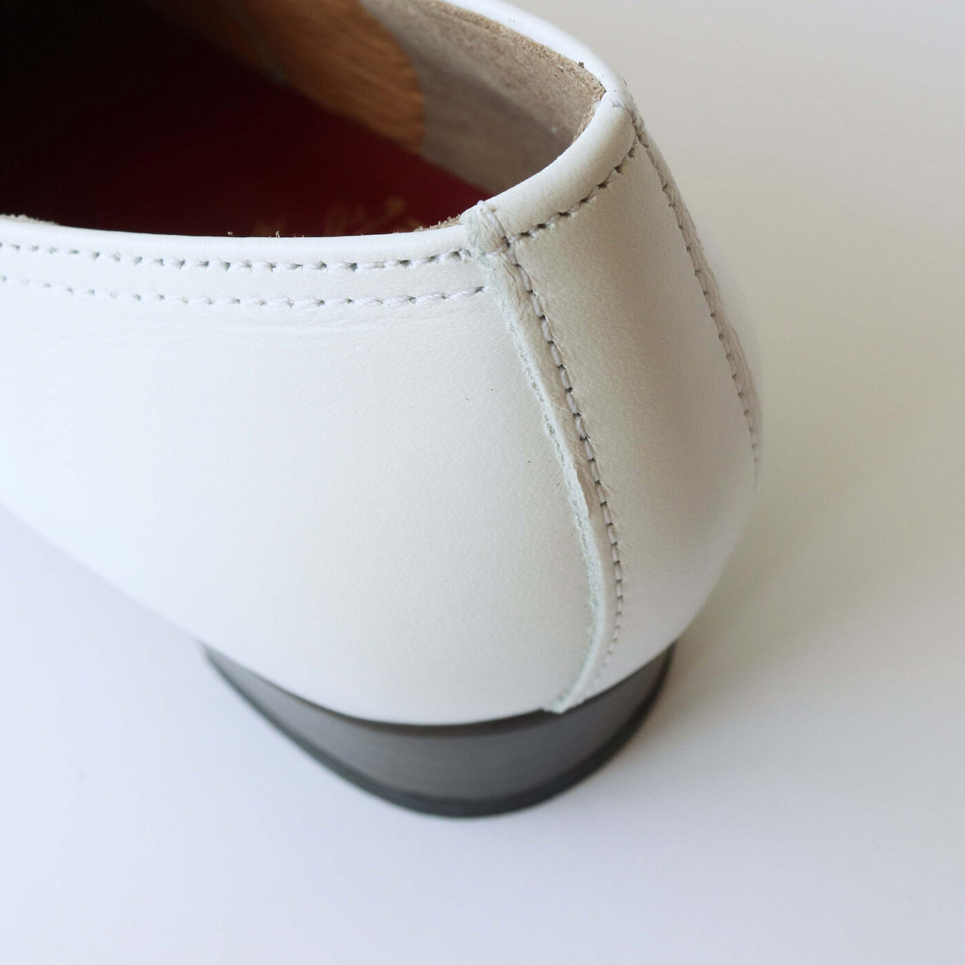 ＆Stories|長田の靴メーカーと作った 職人本革のレースアップシューズ〈ホワイト〉|抜けにくいホールド感のあるかかと部分もポイント。内側サイドに豚革を使い、フィット感と歩きやすさを実現。