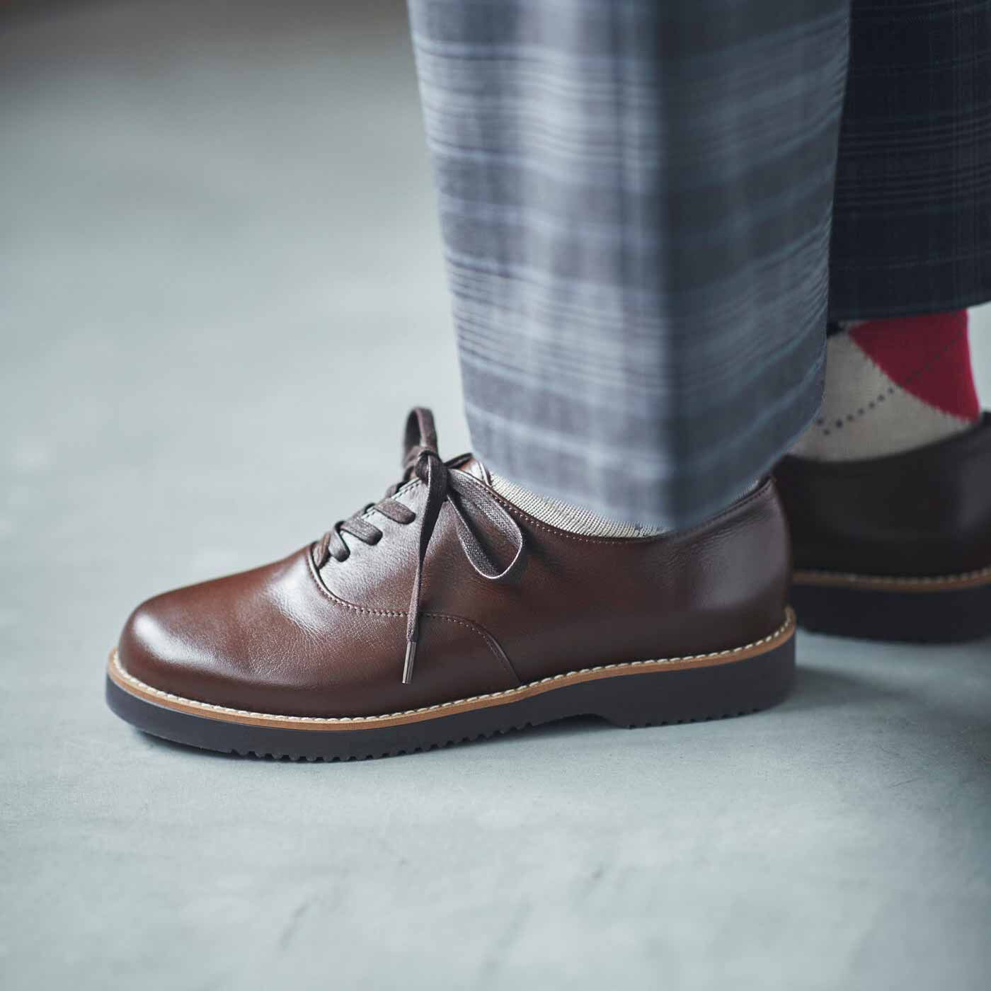 ＆Stories|長田の靴職人と靴デザイナーが作った 職人本革のポストマンシューズ〈マホガニーブラウン〉[本革　靴：日本製]|やわらかなレザーと独自の設計をすることで、スニーカーのような履き心地を実現。
