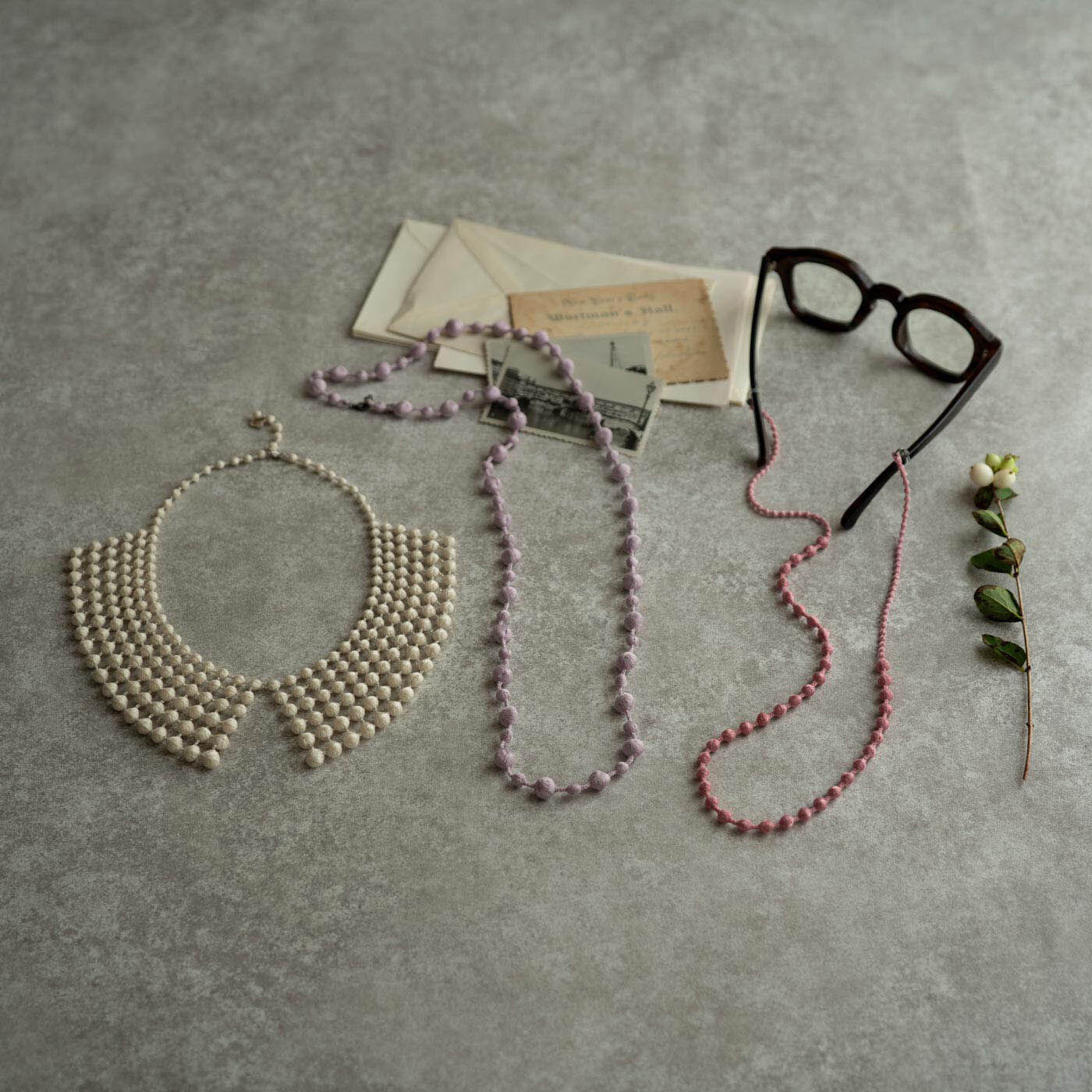 ＆Stories|群馬の刺繍工房が作った 糸の宝石のグラスコード〈ミスティーピンク〉|日本職人プロジェクトでは初登場の〈000 /トリプル・オゥ〉の美しい糸の宝石たち。あなたをいっそう輝かせる逸品を是非見つけてみて。