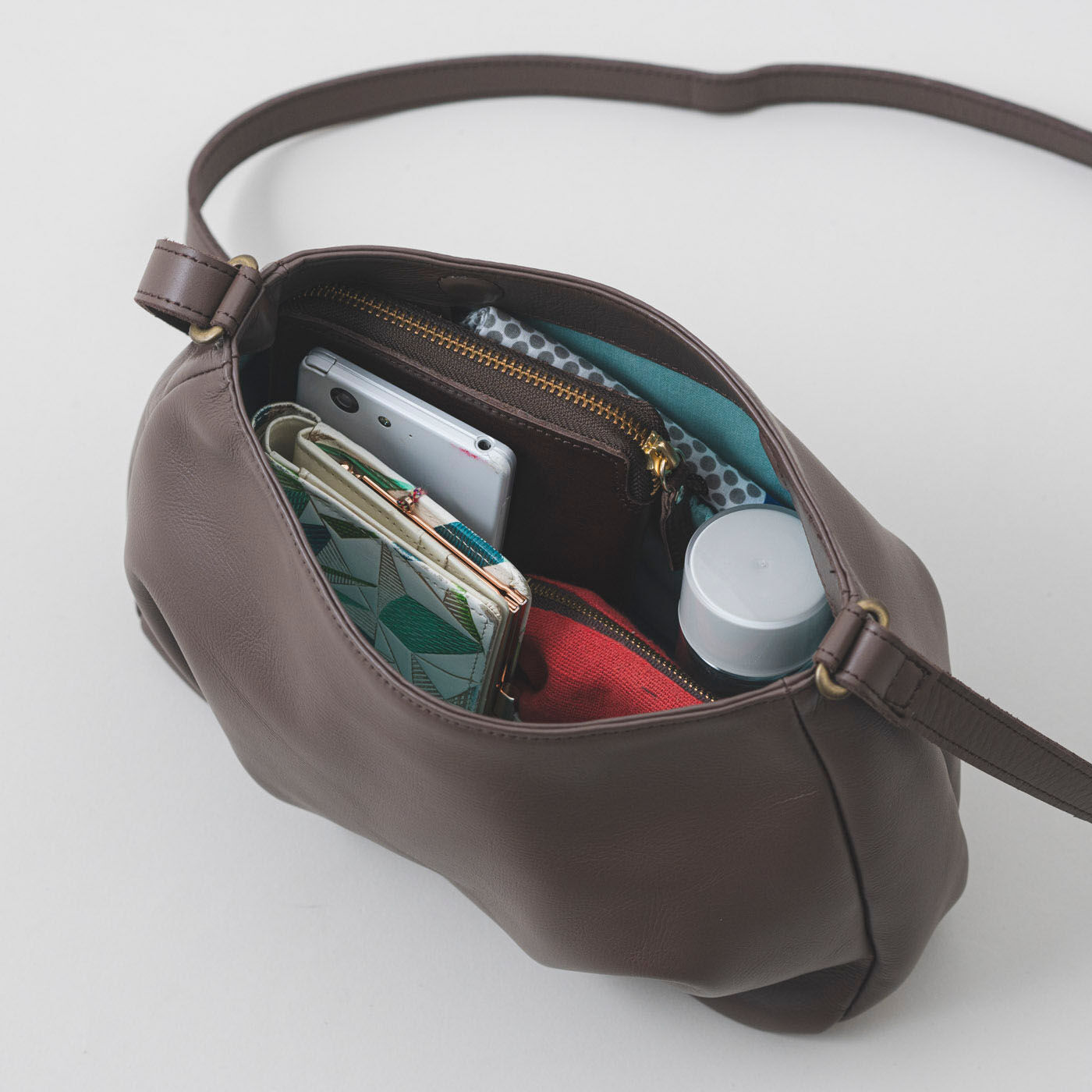 ＆Stories|鞄職人とお母さんが作った 職人本革のパルトゥネールバッグ〈文人茶色〉|中身はこれくらい入ります。小さい水筒や長財布を入れることができます。