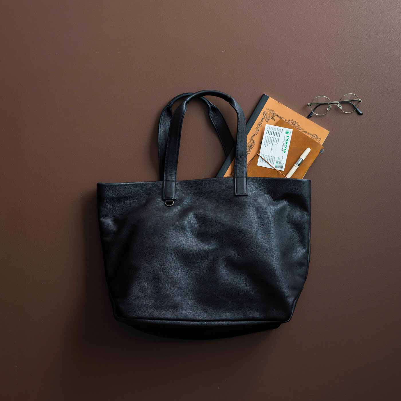＆Stories|福岡の鞄作家が作った 職人本革のホエールトートバッグ〈ブラック〉|シボ感のあるソフトレザーを、本体から持ち手まで贅沢に使用。