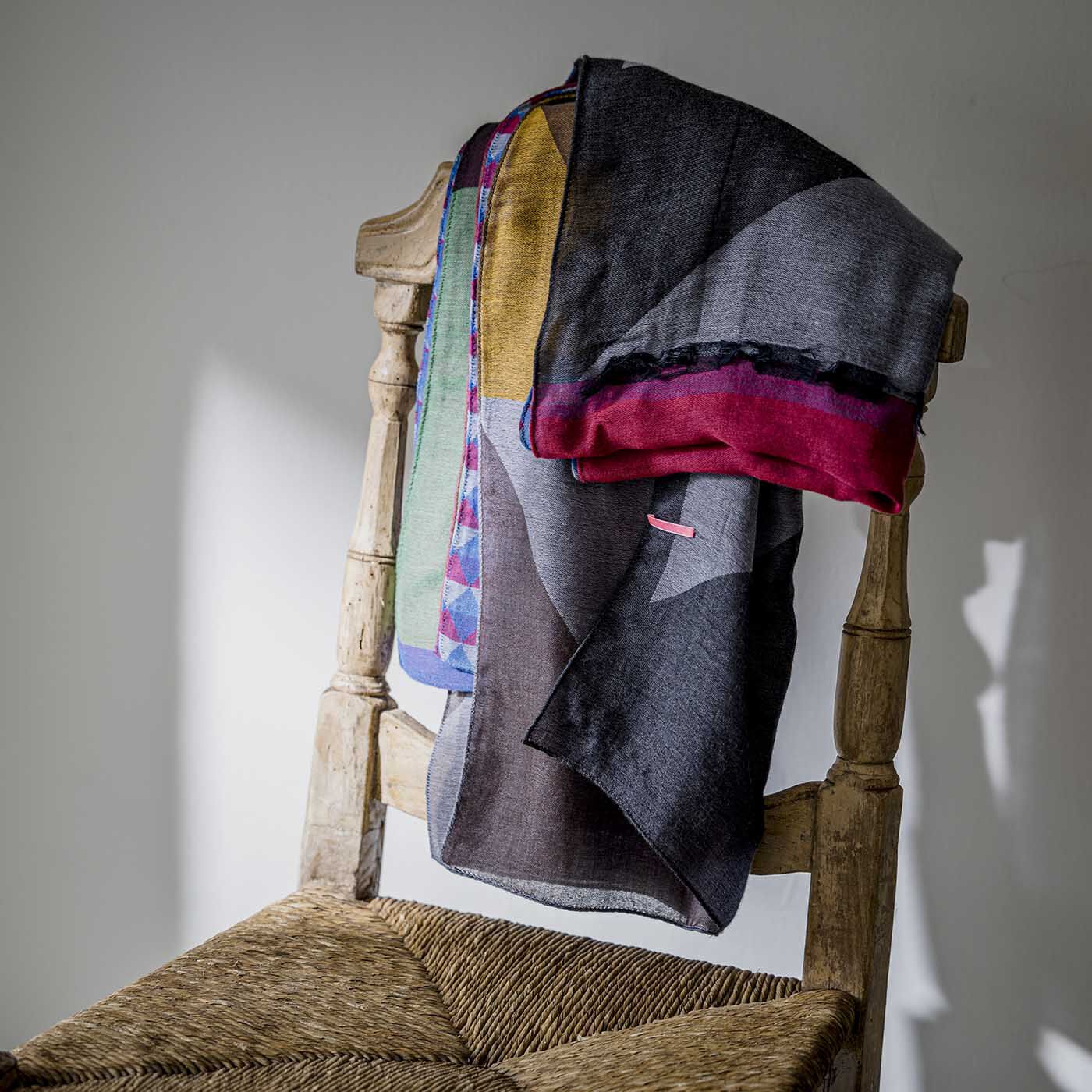 ＆Stories|テキスタイルデザイナーと作った 播州ジャカード織の十字路ストール〈或る森の物語〉