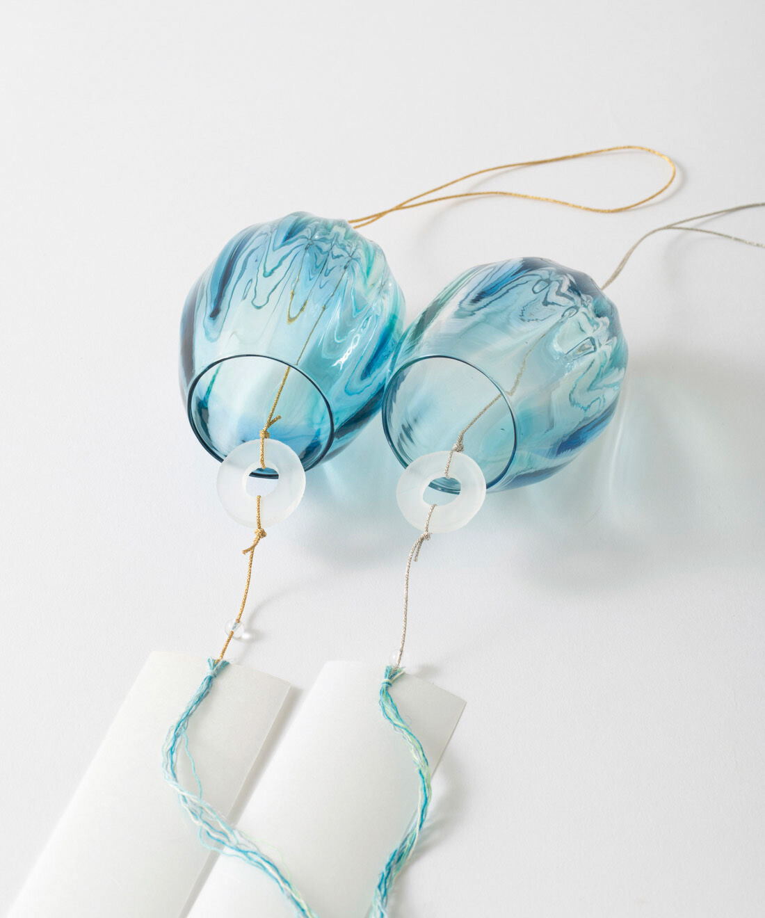 ＆Stories|小田原のガラス職人が作った 幻想的な海のグラテーションを閉じ込めた 宙吹き風鈴〈ラグーンブルー〉[日本製]