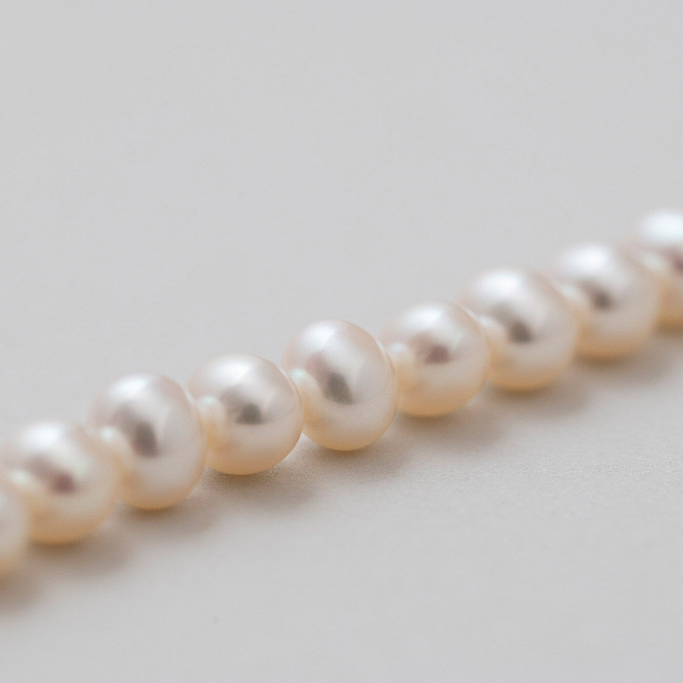 ＆Stories|神戸の老舗真珠メーカーが手掛けた 淡水パールのチェーンネックレス〈シルバー925〉|粒は均一ではなく、大きさや形もさまざま。ひとつずつ違うからこそ、輝き方にも個性が生まれます。