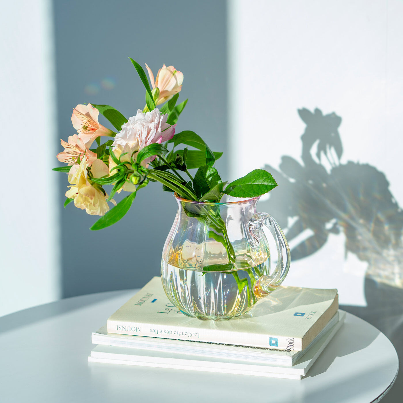 ＆Stories|小田原のガラス職人が作った　オーロラが溶け込んだ宙吹きピッチャー|毎日の食卓はもちろん、フラワーベースとしてお花を活けても素敵です。