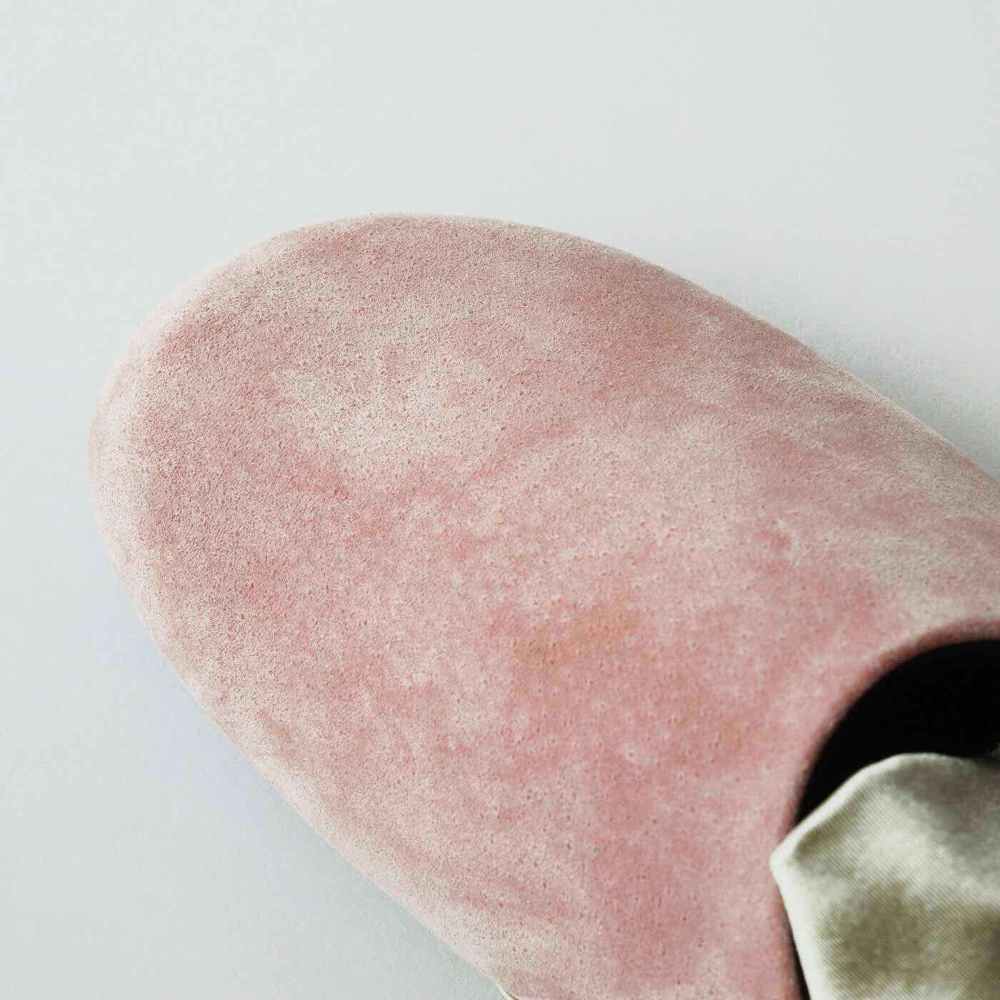 ＆Stories|長田の靴職人が作った 職人本革のパニーニサボシューズ〈ストロベリー〉|独特の表情がある豚革スウェードを使用。