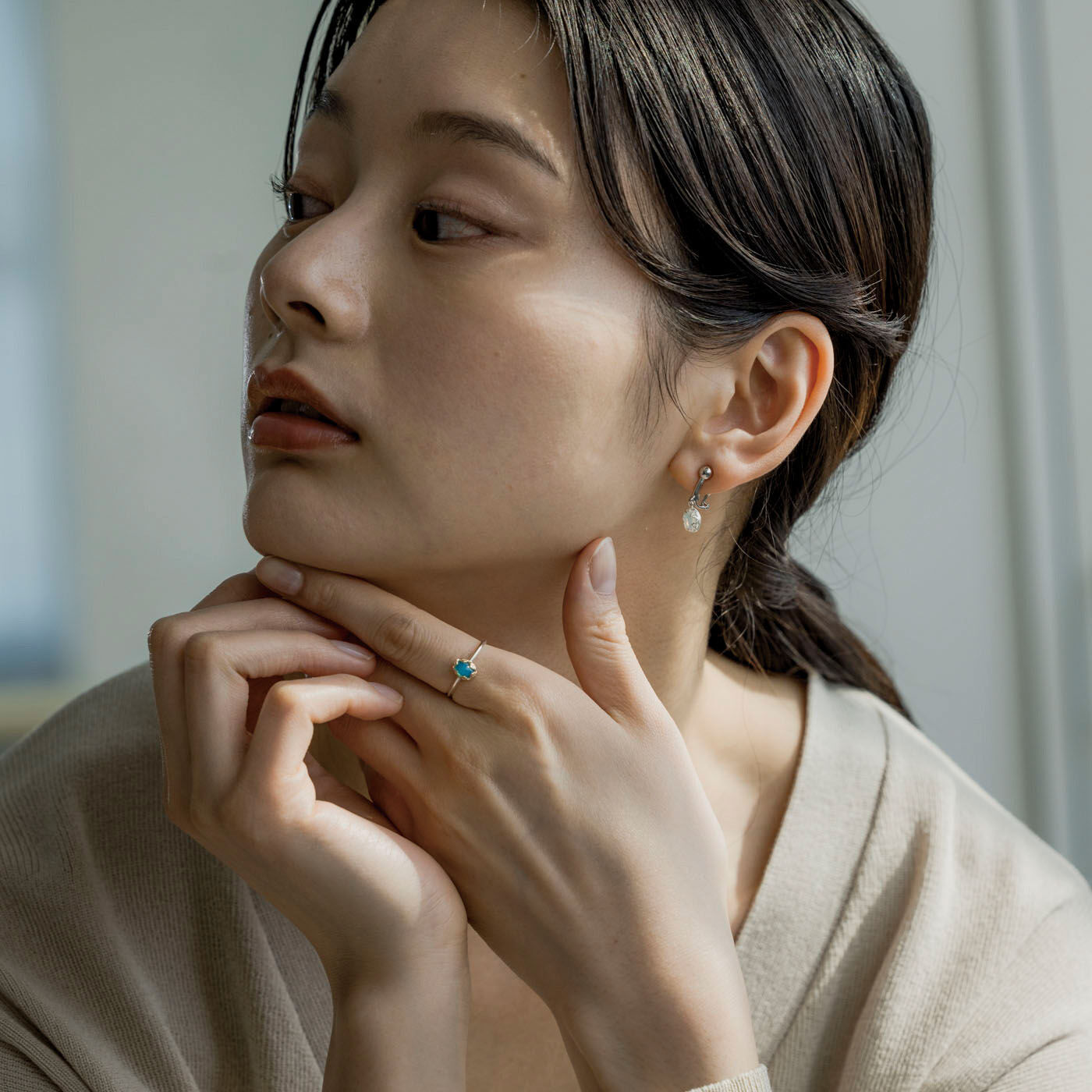 ＆Stories|滋賀の時計工房デザイナーと作った オパールの王冠イヤリング〈10金・シルバー925〉 [日本製]