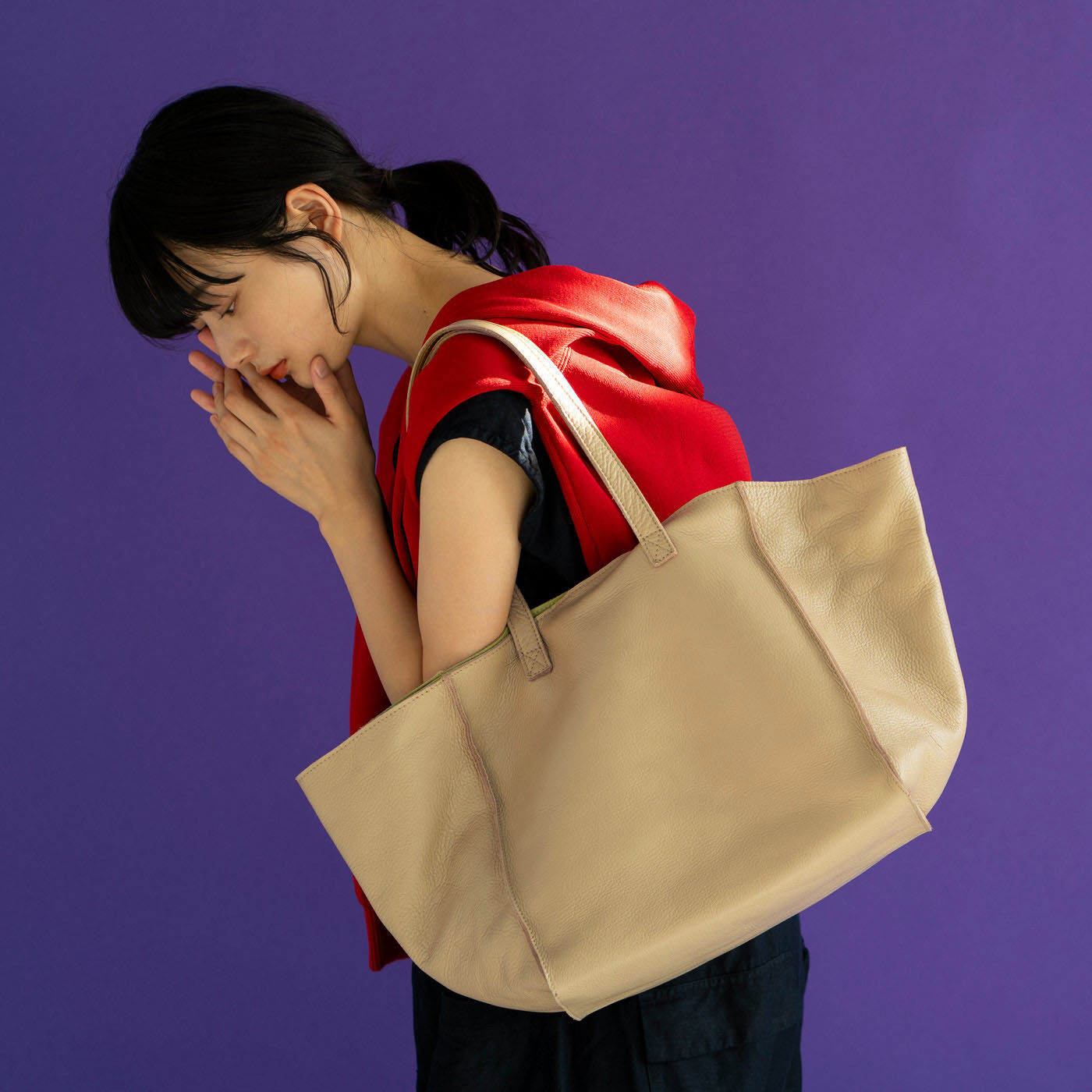 ＆Stories|福岡の鞄作家が作った 職人本革のナーヴェトート〈エクリュベージュ〉|福岡の鞄職人・岡さんによる、上質な本革をたっぷりと使った贅沢バッグ。革を愛する岡さんの真骨頂です。