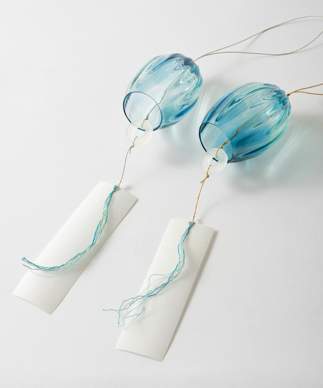 ＆Stories|小田原のガラス職人が作った 幻想的な海のグラテーションを閉じ込めた 宙吹き風鈴〈ラグーンブルー〉[日本製]