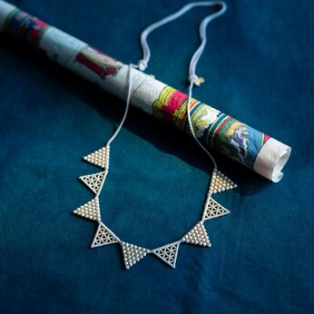 ＆Stories | 群馬刺繍工房トライアングルネックレス　ゴールド色