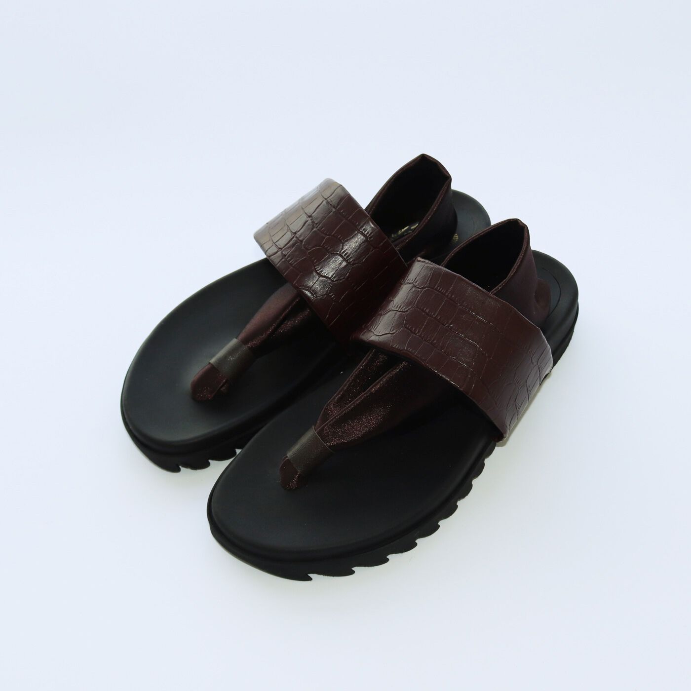 ＆Stories|靴デザイナーの理想で仕上げた 職人本革のトングシューズ〈クロコ型押し柄・ブラウン〉|21.0〜26.5cmまで対応する充実のサイズ展開。
