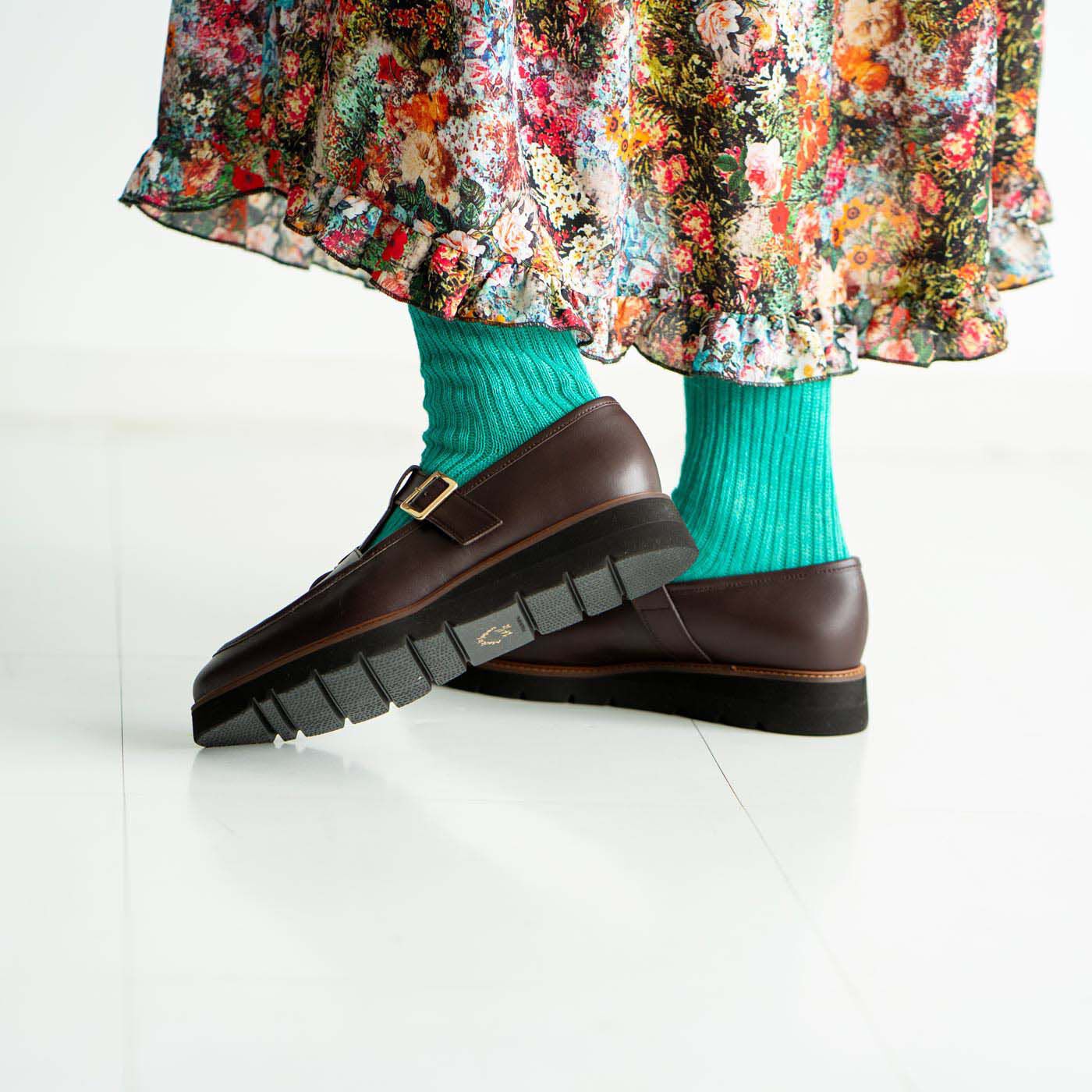 ＆Stories|靴デザイナーの理想で仕上げた 職人本革のTストラップローファー〈ブラウン〉