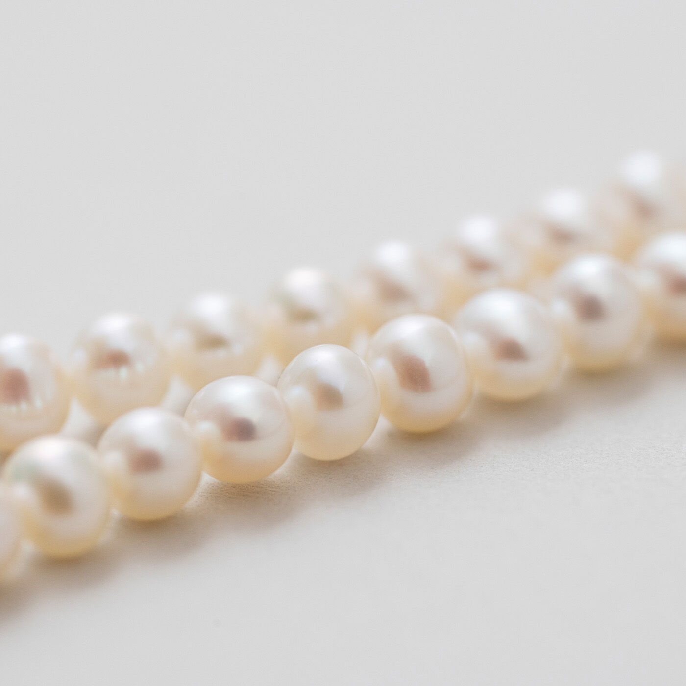＆Stories|神戸の老舗真珠メーカーが手掛けた 淡水パールのネックレス〈シルバー925〉|この少し不ぞろいな形のおかげでフォーマルになりすぎず、カジュアルな着こなしにも似合います。