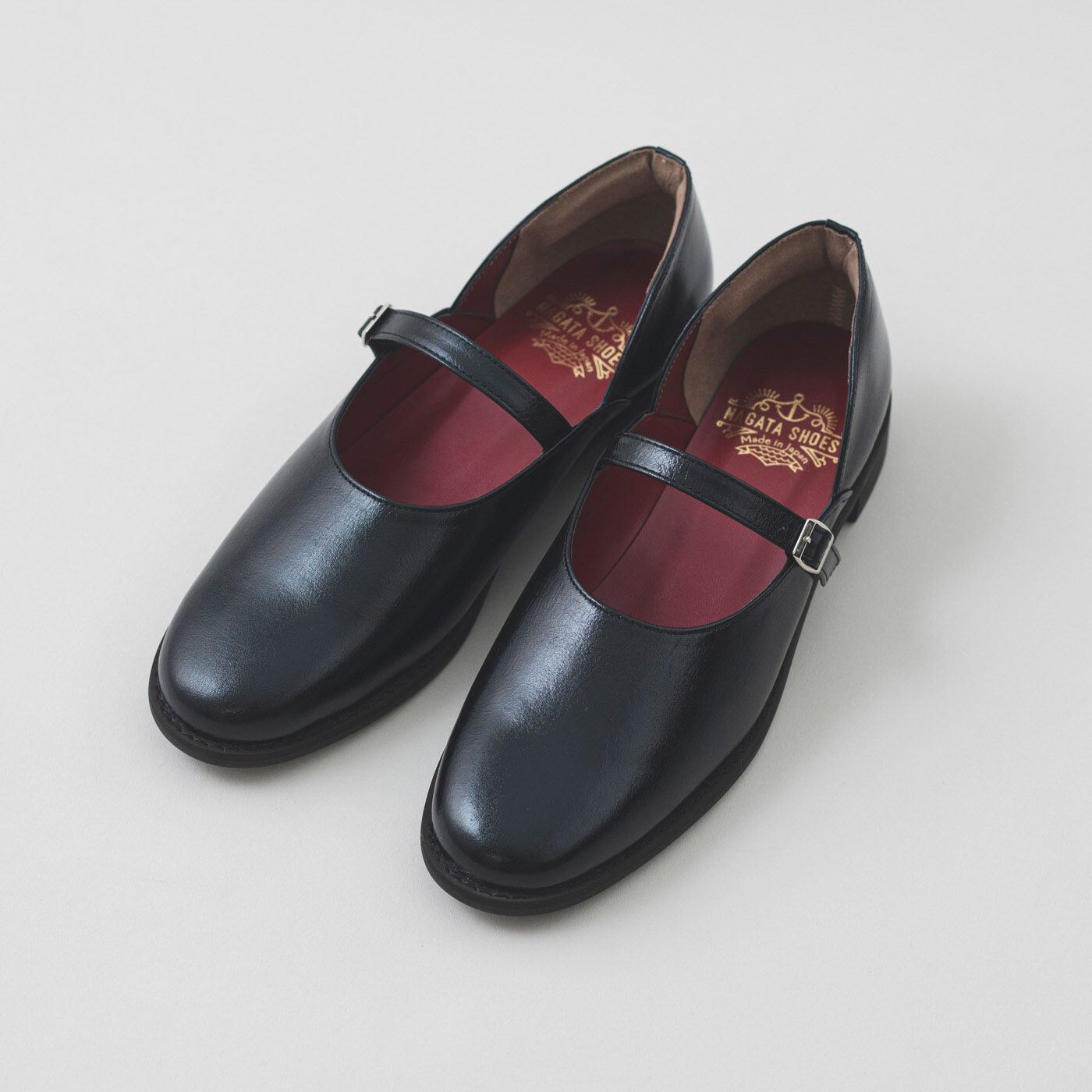 ＆Stories|靴デザイナーの理想で作った 職人本革のレジェルテシューズ〈ブラック〉|細身に見えて、実は幅広・甲高の足もすっぽり包み、フィットします。