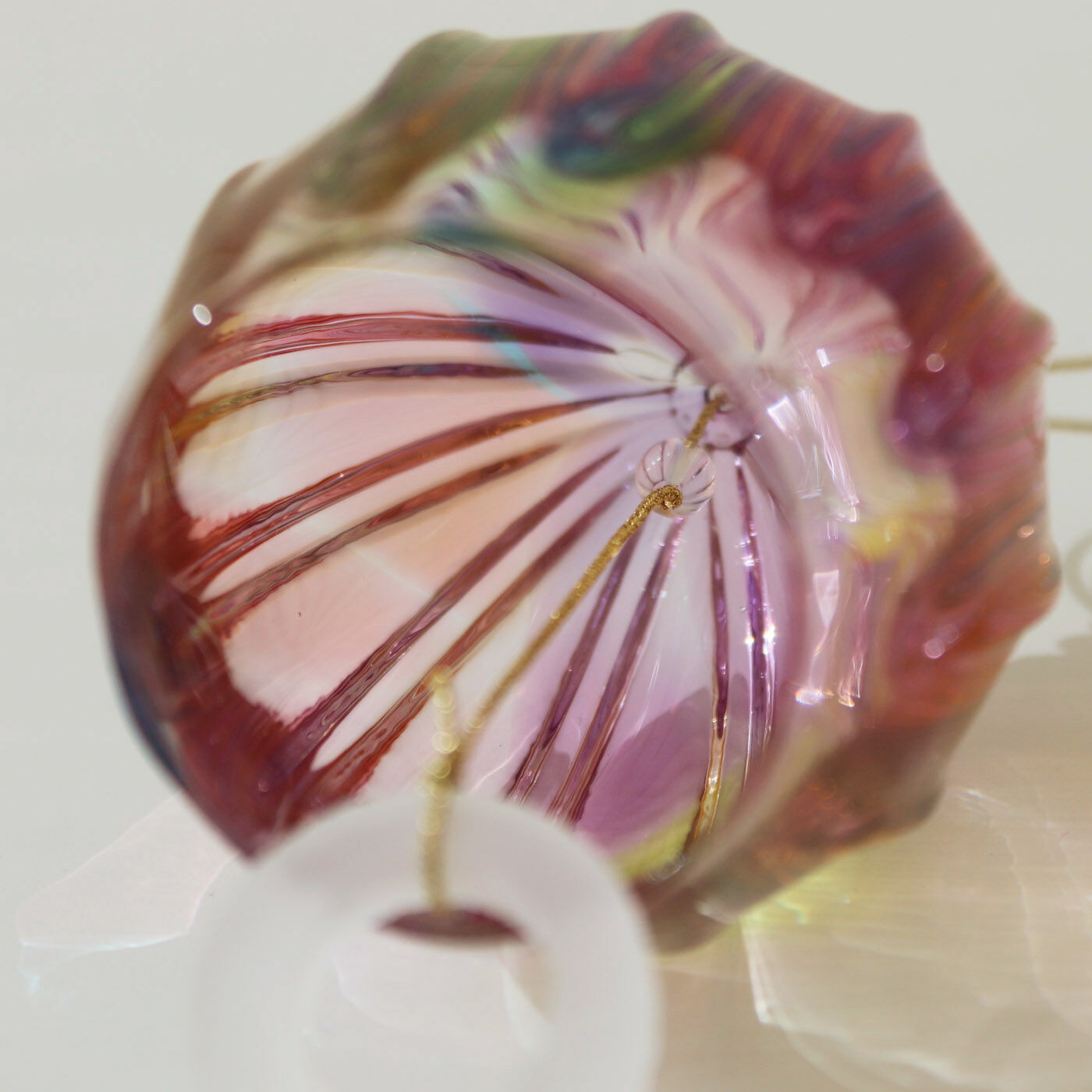 ＆Stories|小田原のガラス職人が作った　オーロラが溶け込んだ宙吹き風鈴|風鈴本体の内側にも水晶珠。風鈴の「舌(ぜつ)」もガラス製。