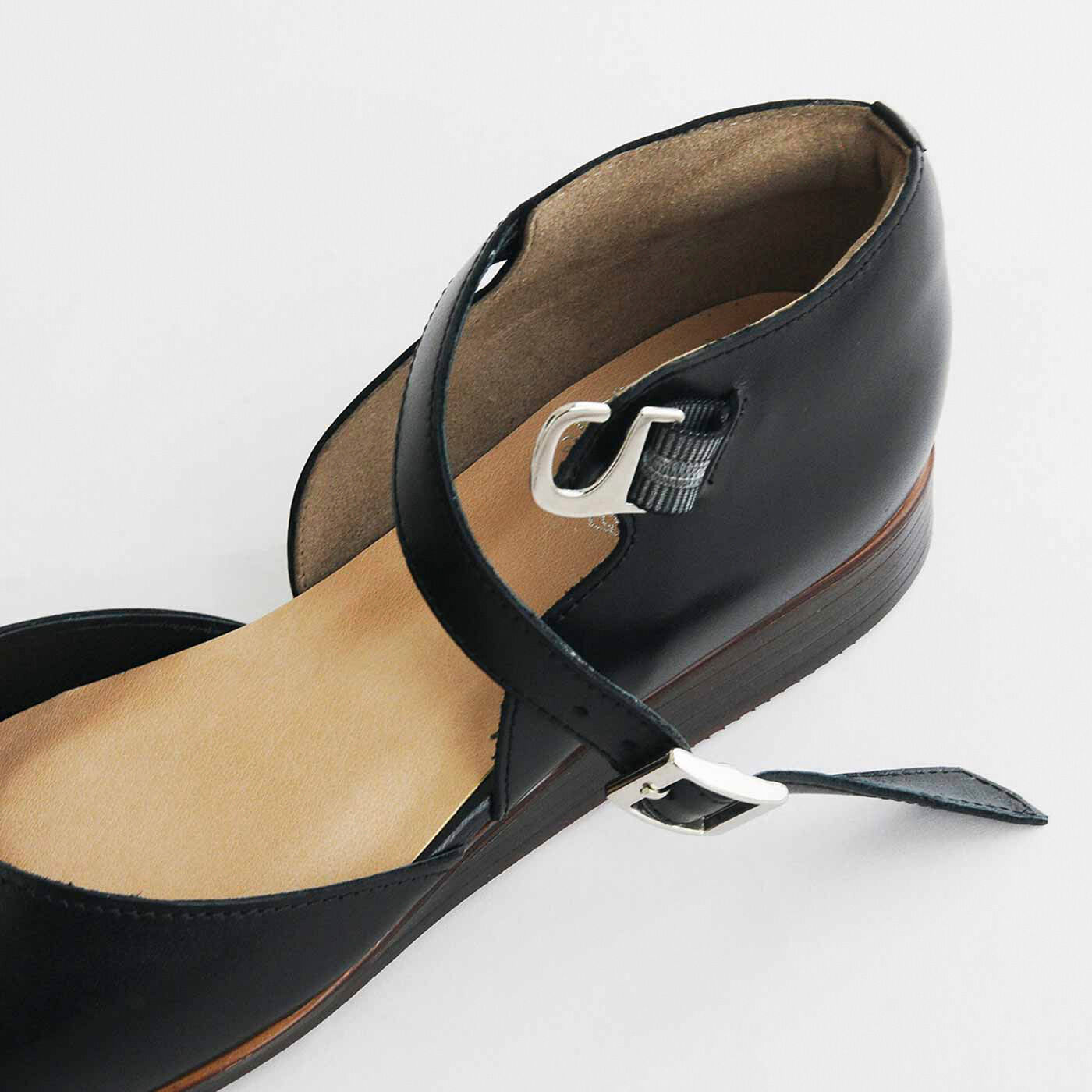 ＆Stories|長田靴職人が叶えた 本革ストラップトウシューズ〈ブラックキャット〉[本革 靴：日本製]|金具は脱ぎ履きがスムーズなフックタイプ。ストラップは調整できるから、素足でも厚手ソックスもOK。