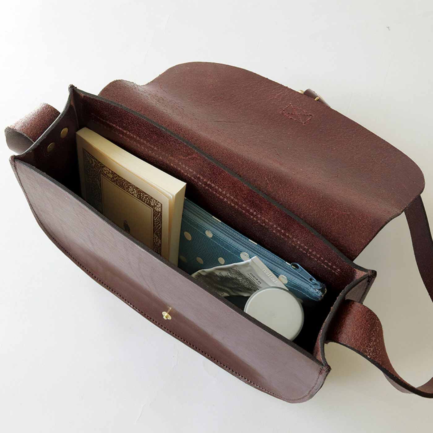 ＆Stories|福岡の鞄作家と作った 職人本革のフォートバッグ〈ウッドブラウン〉[本革　鞄：日本製]|文庫本・財布・ポーチ・小さめの水筒なども入ります。