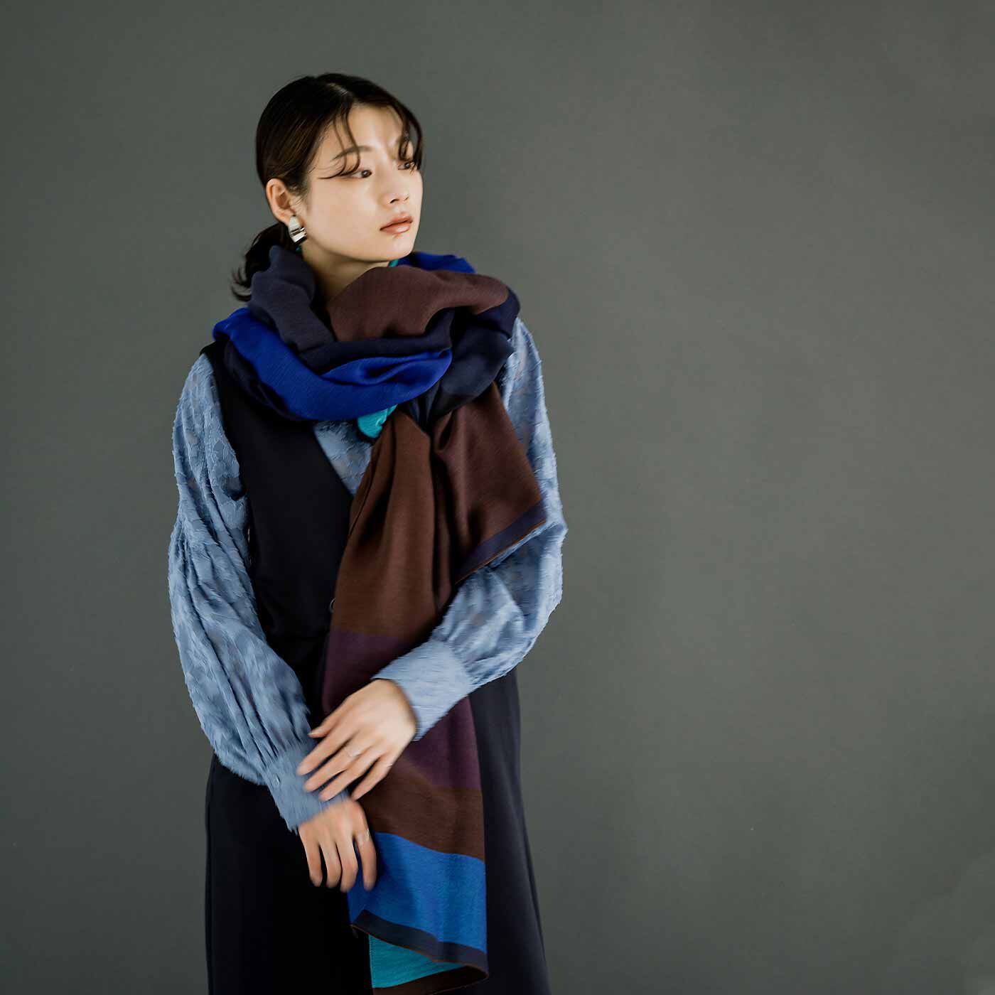 テキスタイルデザイナーと作った　播州ジャカード織の十字路ストール〈ポルスナイト〉|織機で部分的につなげながら生地を二重に織るという高い技術が使われています。