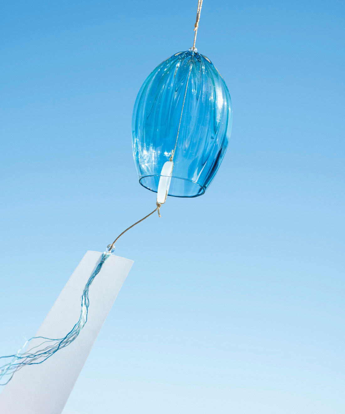 ＆Stories|小田原のガラス職人が作った 幻想的な海のグラテーションを閉じ込めた 宙吹き風鈴〈ラグーンブルー〉[日本製]