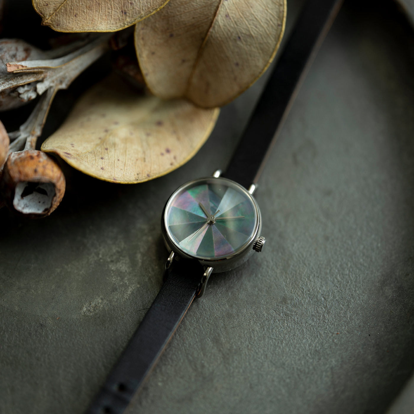 ＆Stories|金沢の時計職人が手掛けた オーロラ色の輝きに見惚れる 黒蝶貝の腕時計〈ブラック〉|金沢の時計工房のアートディレクター・牛島孝さんが、「最高にこだわった」と言う黒蝶貝の腕時計。