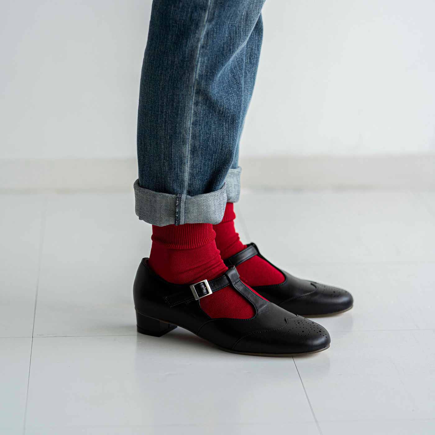 ＆Stories|靴デザイナーが欲しかった 職人本革のライトステップシューズ〈ブラック〉|Tストラップに包まれていると足がほっそり見えるから、この靴を履いていると自分の足に何度も見惚れてしまいます。
