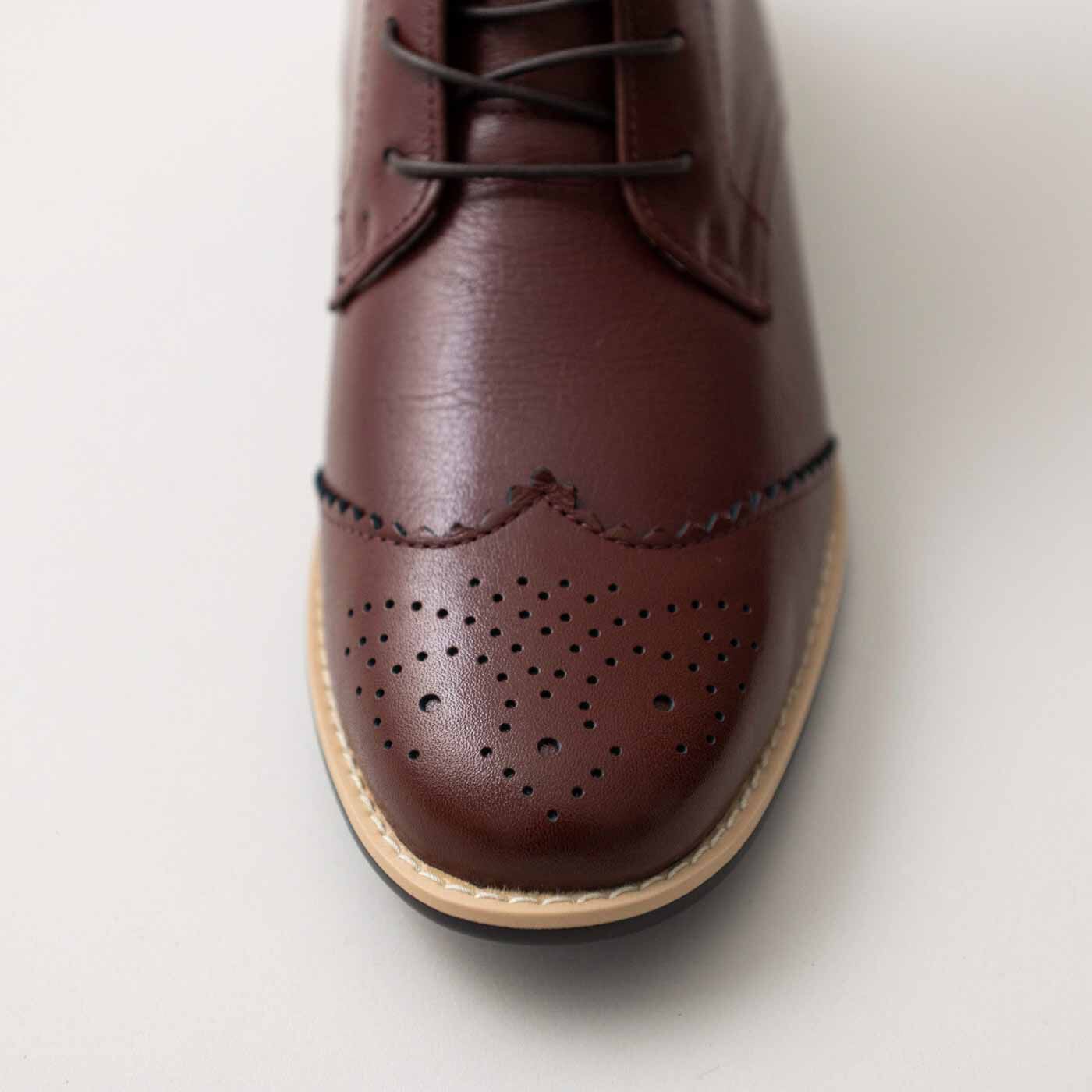 ＆Stories|長田の靴職人が作った　職人本革のウィングチップブーツ〈レッドブラウン〉|つま先は、飾り革をW字型の切り返しで縫い付けたウイングチップデザイン。