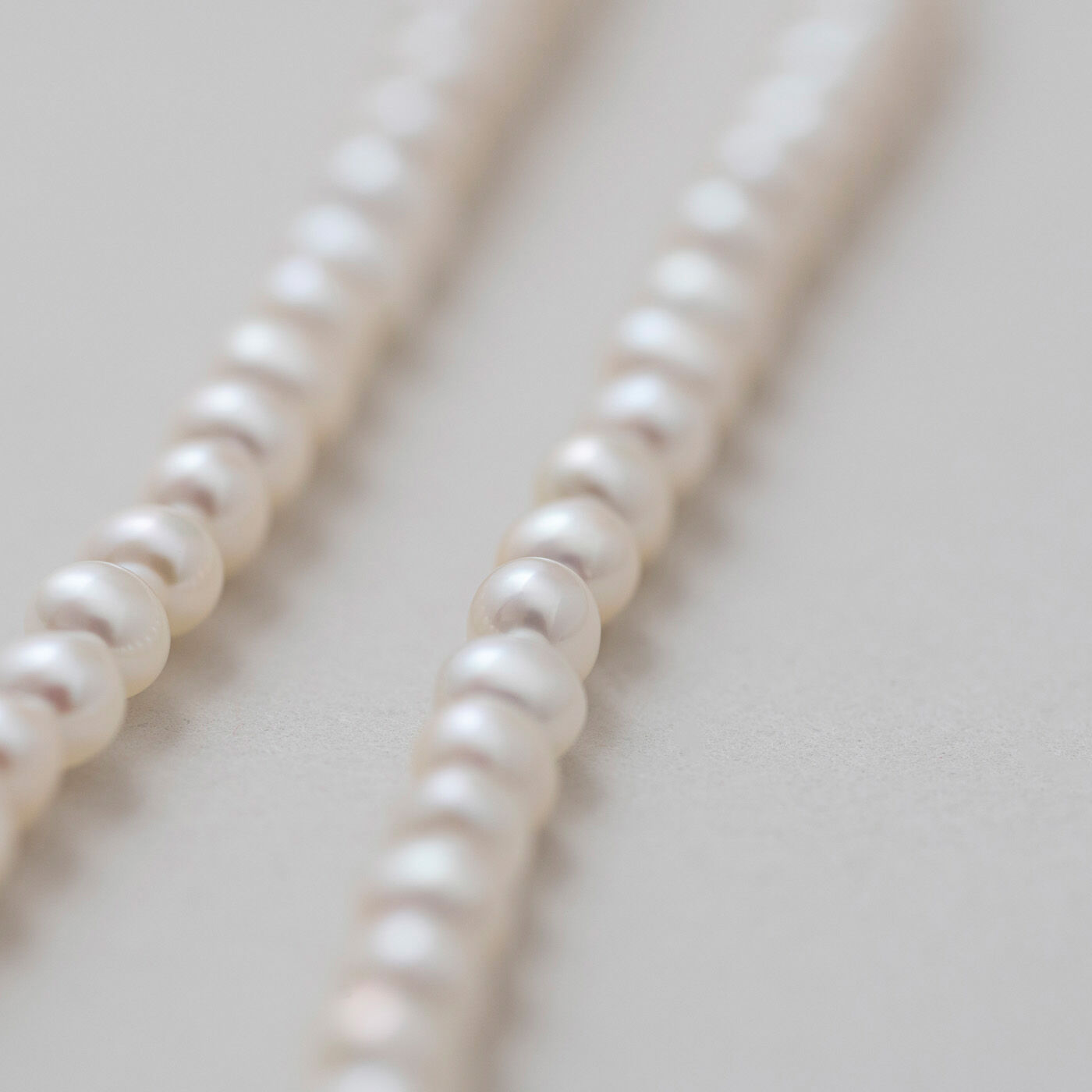 ＆Stories|神戸の老舗真珠メーカーが手掛けた 淡水パールのネックレス〈シルバー925〉|小粒の真珠は、真円ではなくだ円に近いフォルム。