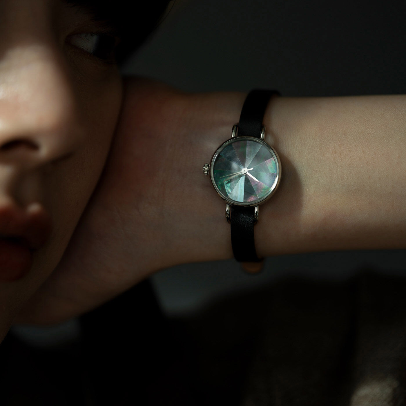 ＆Stories|金沢の時計職人が手掛けた オーロラ色の輝きに見惚れる 黒蝶貝の腕時計〈ブラック〉|見る角度を変えることで、青や紫、ピンクなど、さまざまに光り輝き、そのオーロラ色は、ため息ものの美しさ。