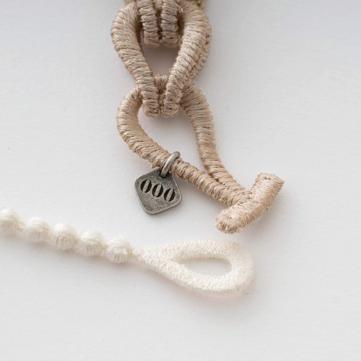 群馬の老舗刺繍工房が作った 糸の宝石のワルツネックレス