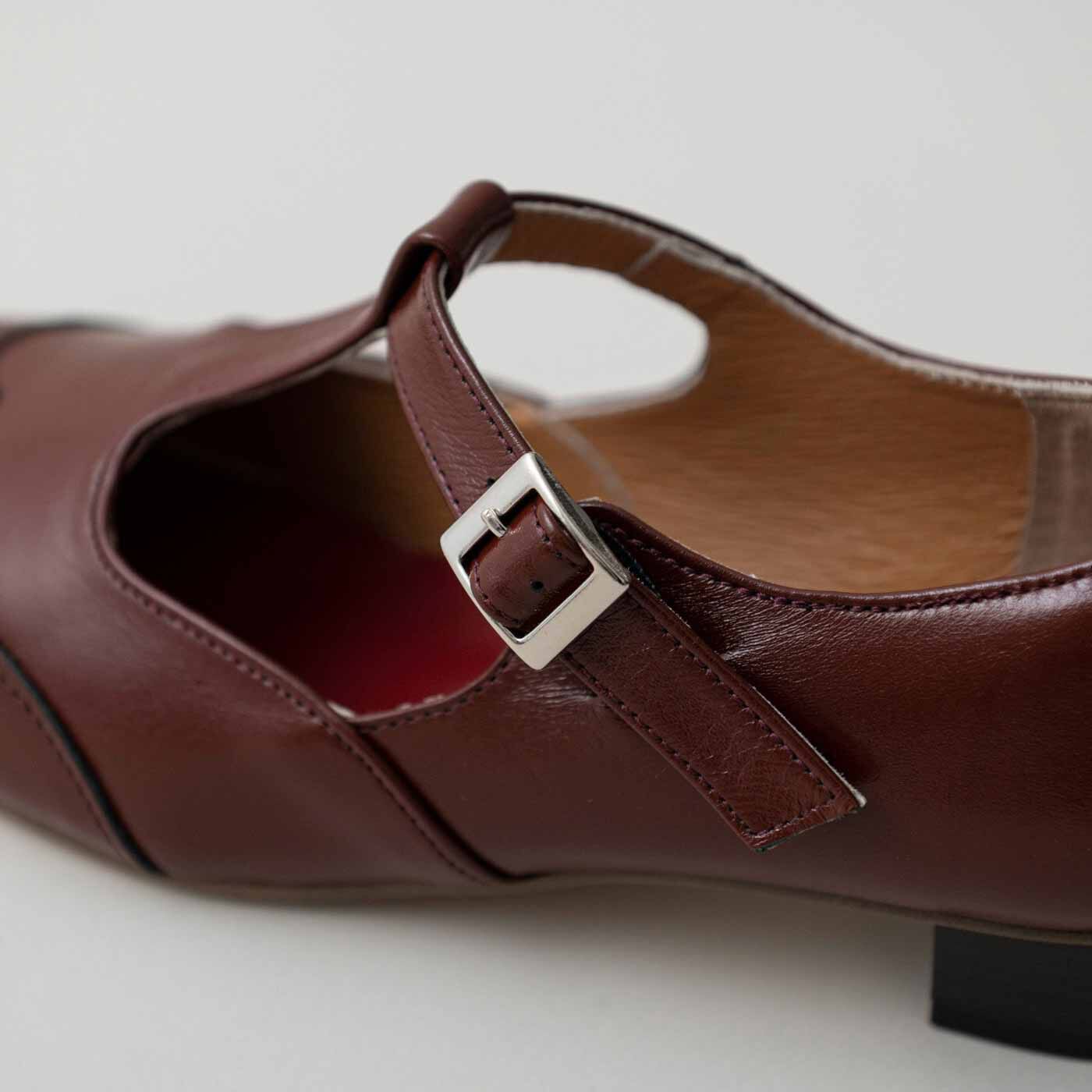 ＆Stories|靴デザイナーが欲しかった　職人本革のライトステップシューズ〈レッドブラウン〉|履きやすく脱ぎやすいゴム付きのストラップは調節可能。