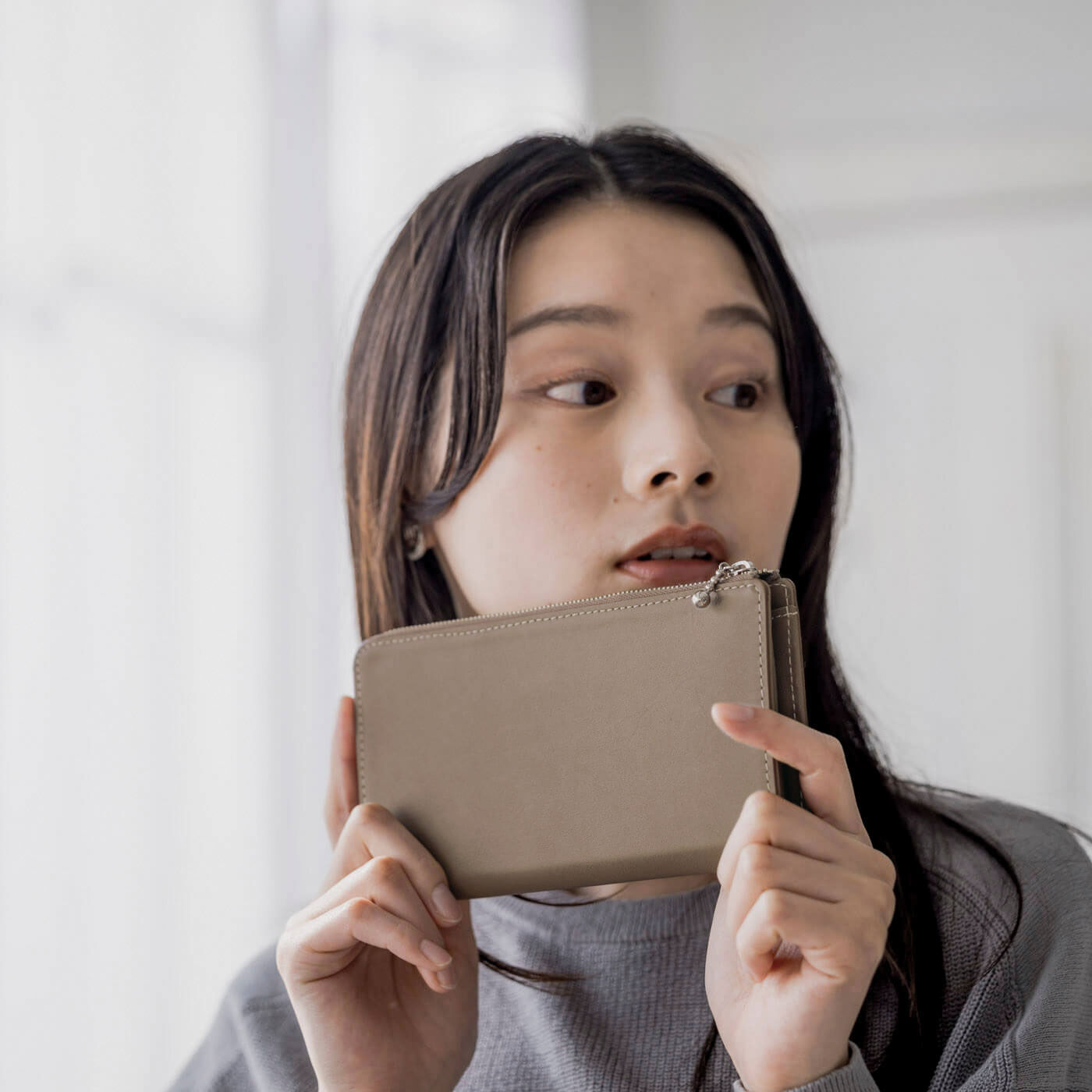 ＆Stories|ヴィンテージショップオーナーと作った　職人本革のエターナルギャルソン財布〈グレージュ〉 [本革 財布：日本製]