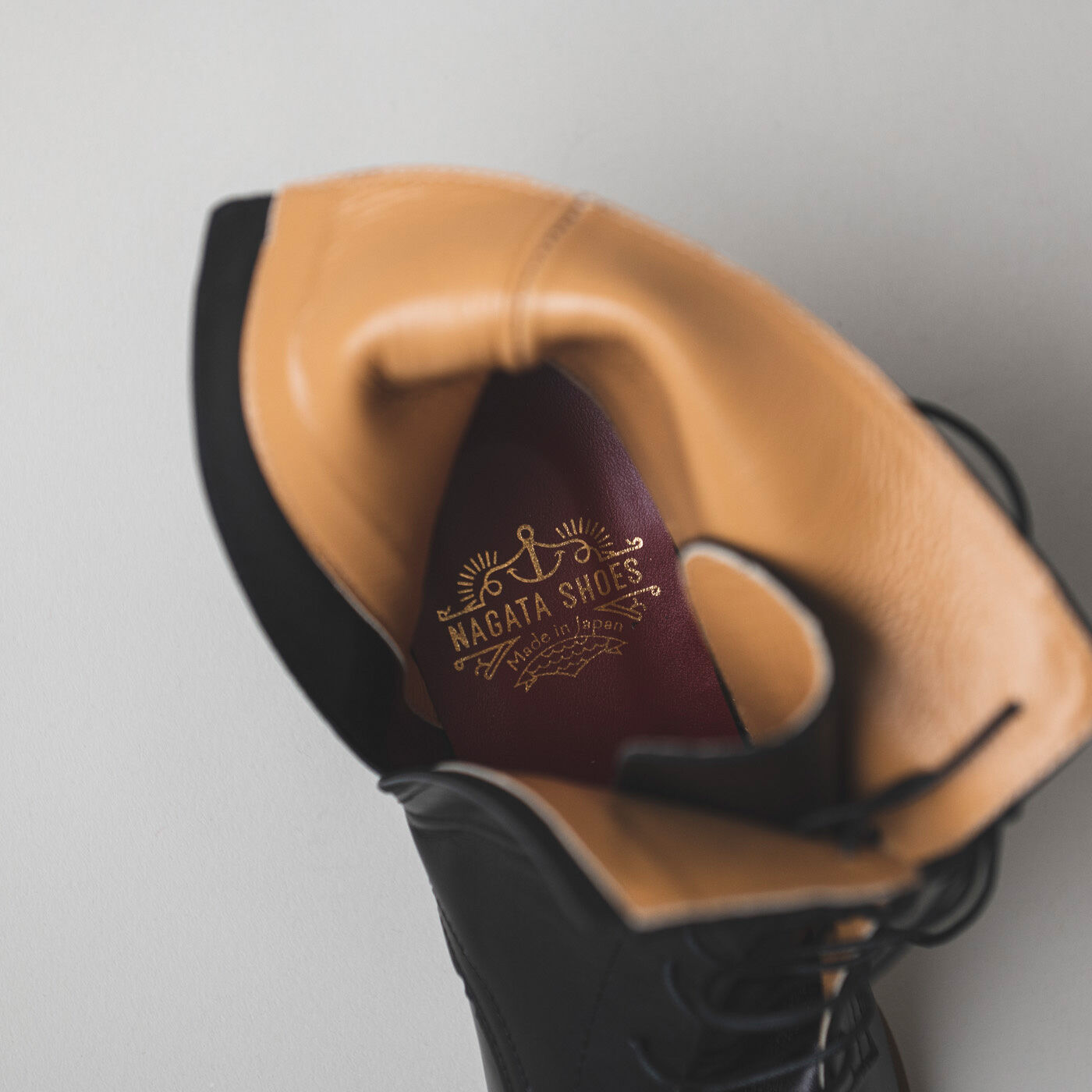 ＆Stories|長田の靴職人が作った 職人本革の凜とした編み上げブーツ〈ブラック〉|中敷きはドラマチックなワインレッド色。