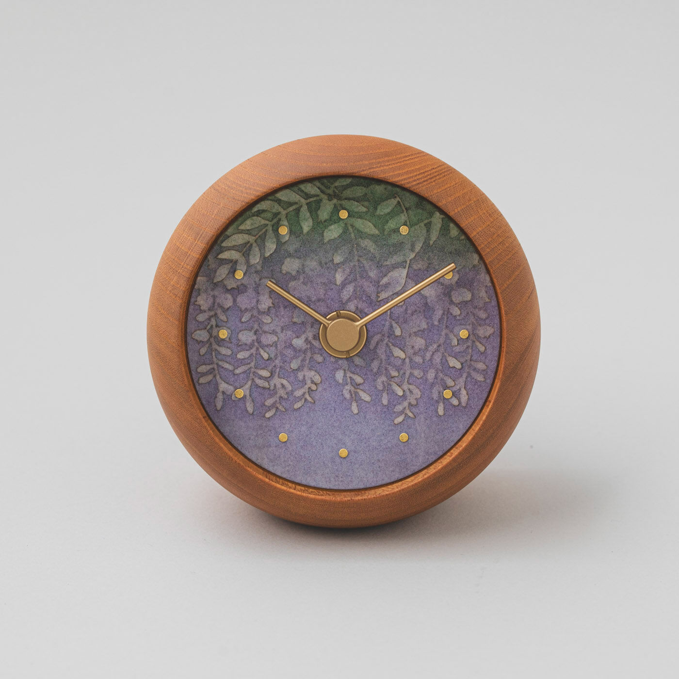 ＆Stories|金沢の時計職人が手掛けた たおやかに揺れる 藤の花に見惚れる置時計〈欅〉|時計のフレームには丈夫で木目が美しい欅を使用。