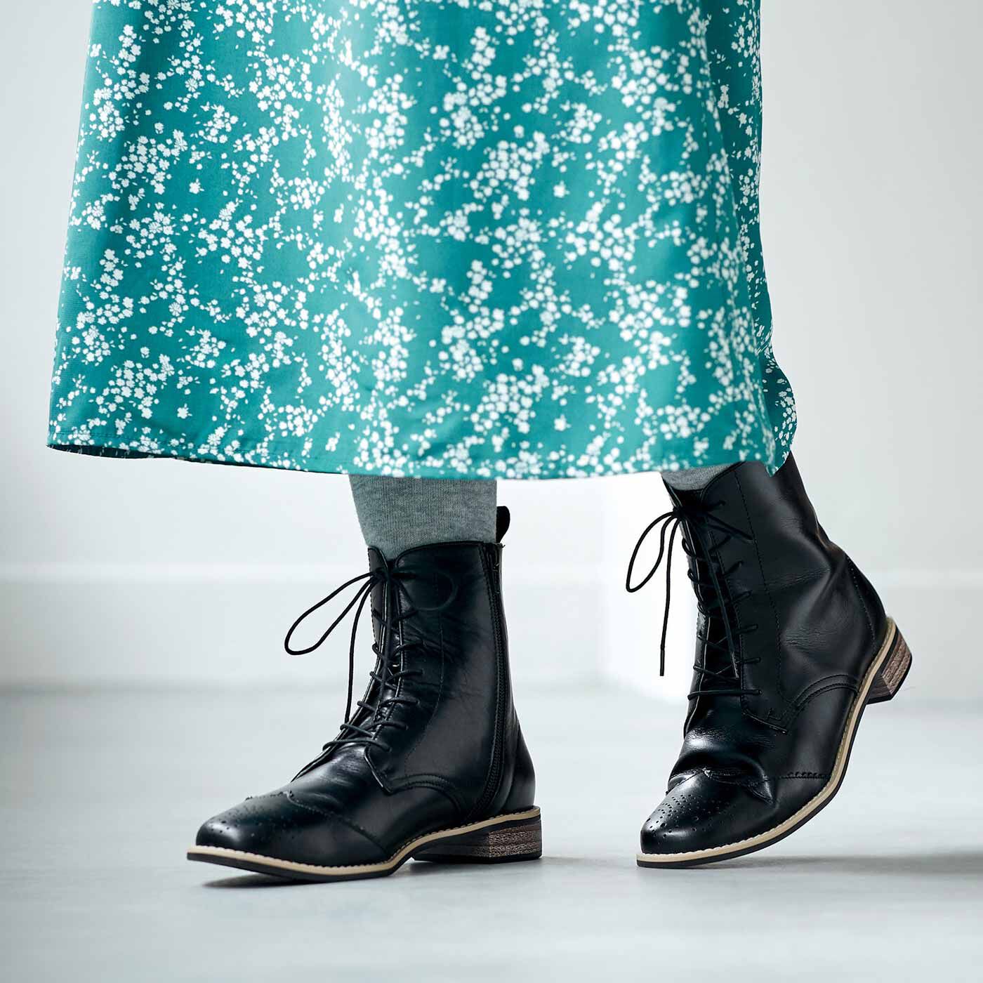 ＆Stories|長田靴職人が叶えた 理想の本革ウィングチップブーツ〈クラシックブラック〉[本革 ブーツ：日本製]|パンツもスカートもバランスよく決まる丈。クラシックブラックはキリリとクールな足もとを演出します。