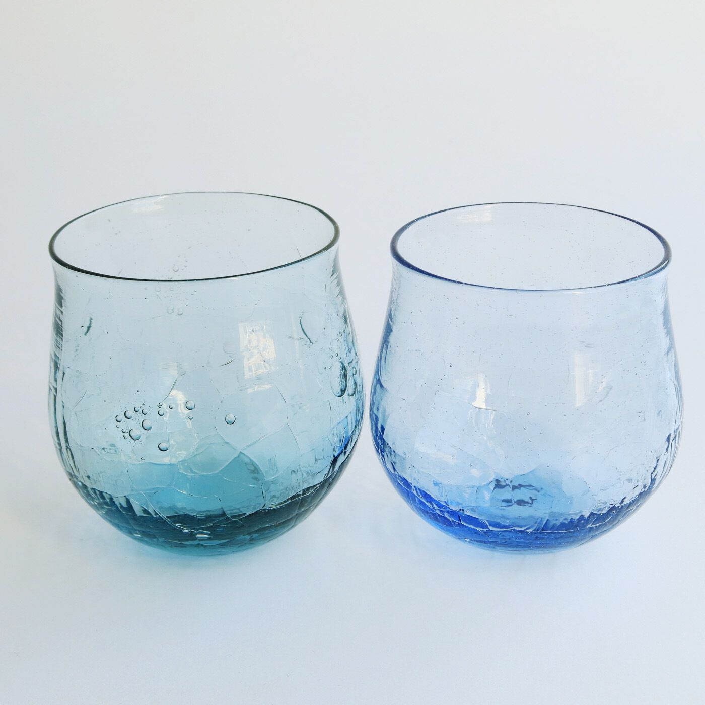 ＆Stories|小田原のガラス職人が作った 海と空が溶け込んだ宙吹きグラス〈2個セット〉|グラスを2個セットでお届け。色の混ざり具合もフォルムも、同じものはふたつとありません。どんなペアで届くかはお楽しみに。