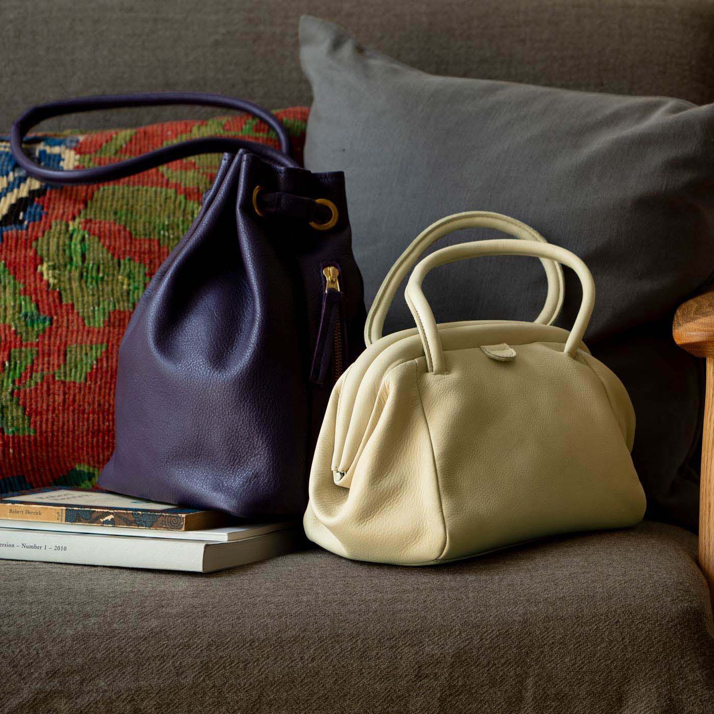 ＆Stories|鞄デザイナーとプランナー山猫が作った 職人本革のテタールバッグ〈メレンゲ色〉|この春登場する革鞄は、どれもこだわり抜かれた逸品が揃っています。あたらしい春の訪れをこの鞄たちと迎えてみませんか？